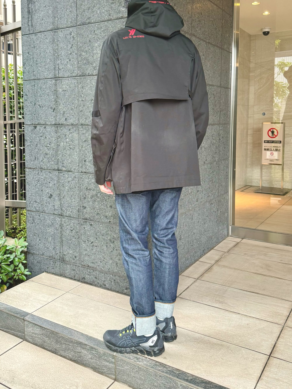 ブラック系のブルゾン、ブルー系のデニムパンツ、ブラック系のスニーカーを着用したメンズの冬コーディネートの2枚目の写真