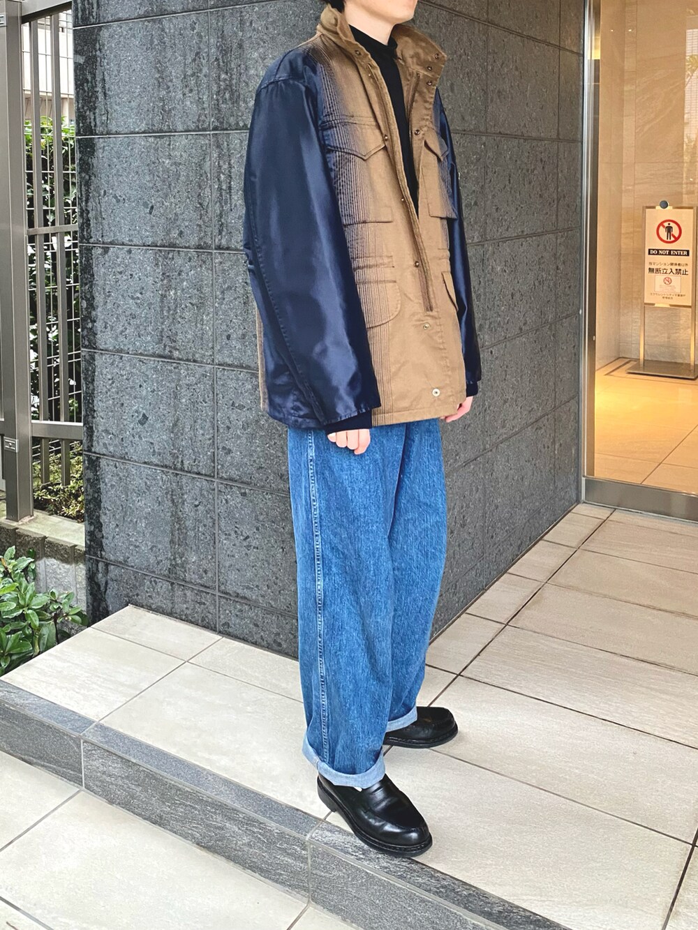 ブラウン系のジャケット/アウター、ブルー系のデニムパンツ、ブラック系のローファーを着用したメンズの冬コーディネートの2枚目の写真