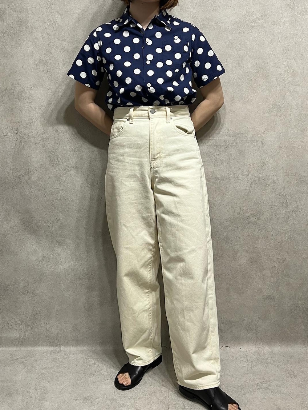 ブルー系のシャツ/ブラウス、ホワイト系のパンツを着用したレディースの春コーディネートの2枚目の写真