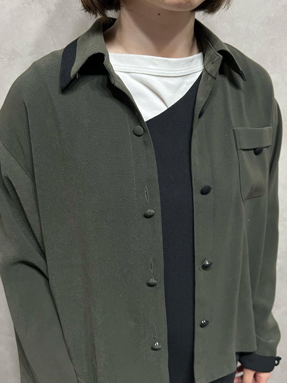 グリーン系のシャツ/ブラウスを着用したレディースの春コーディネートの2枚目の写真