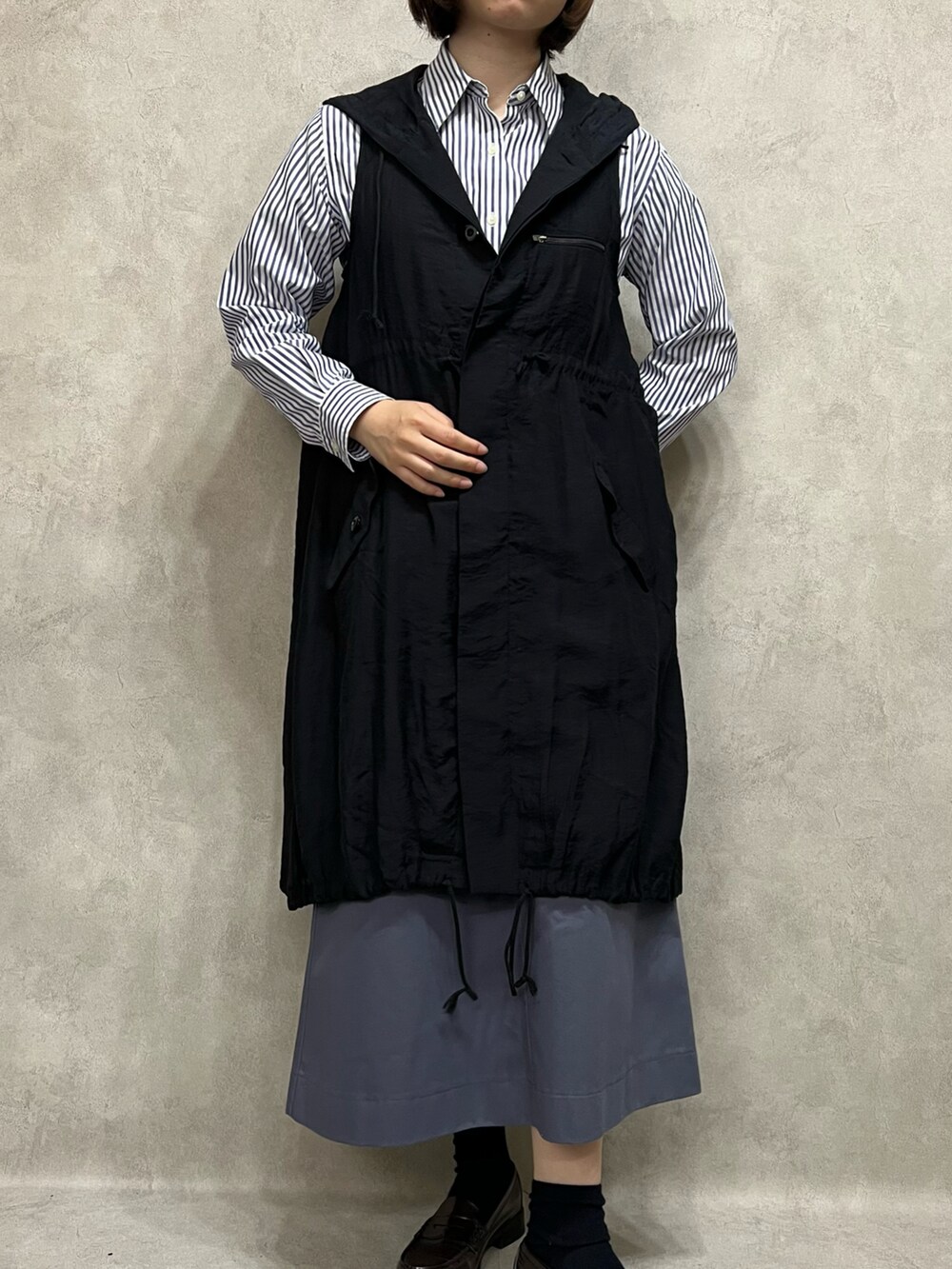 ブルー系のシャツ/ブラウス、ブラック系のトップスを着用したレディースの春コーディネートの2枚目の写真