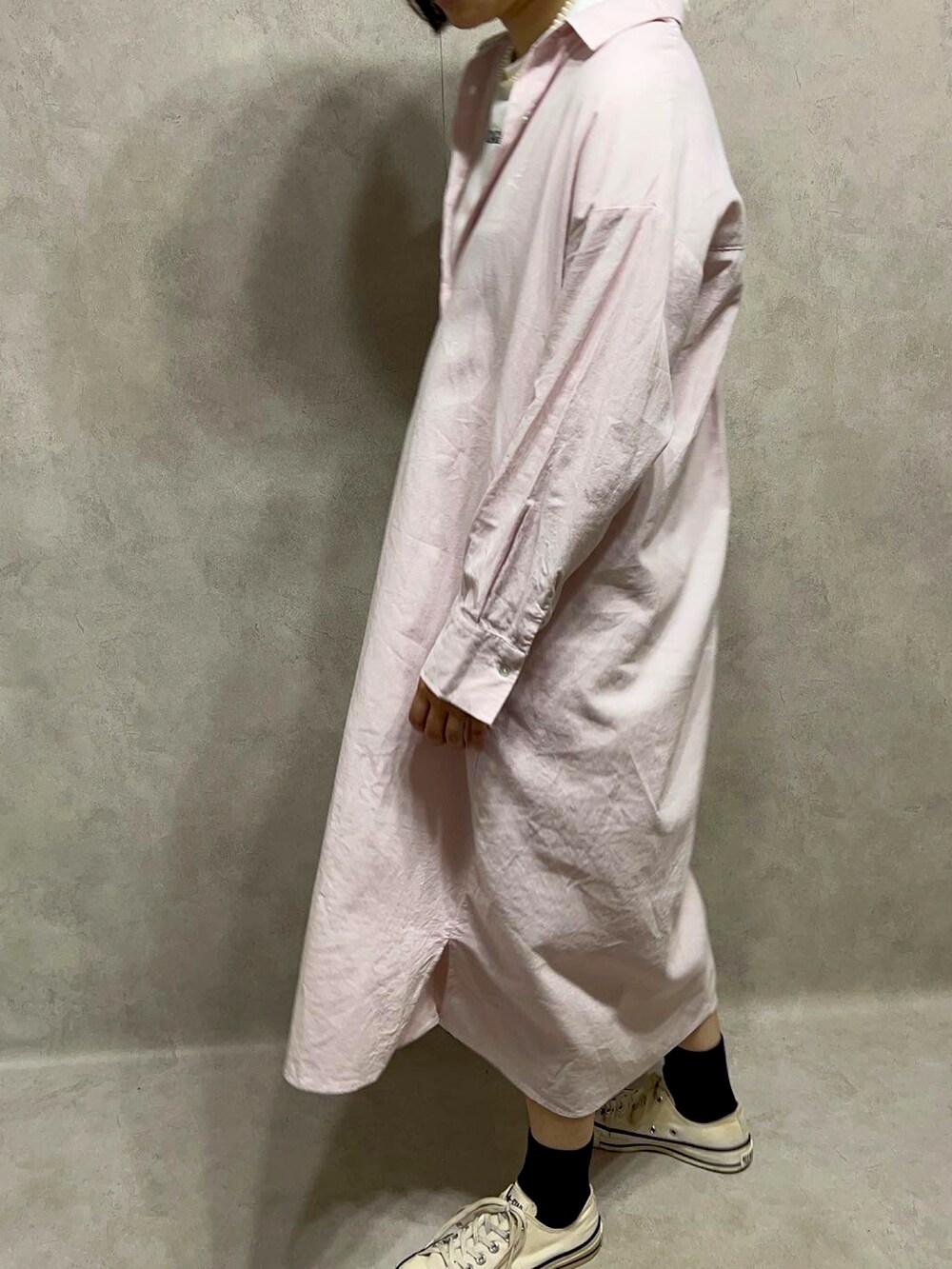 ピンク系のシャツ/ブラウス、ホワイト系のスニーカーを着用したレディースの春コーディネートの2枚目の写真