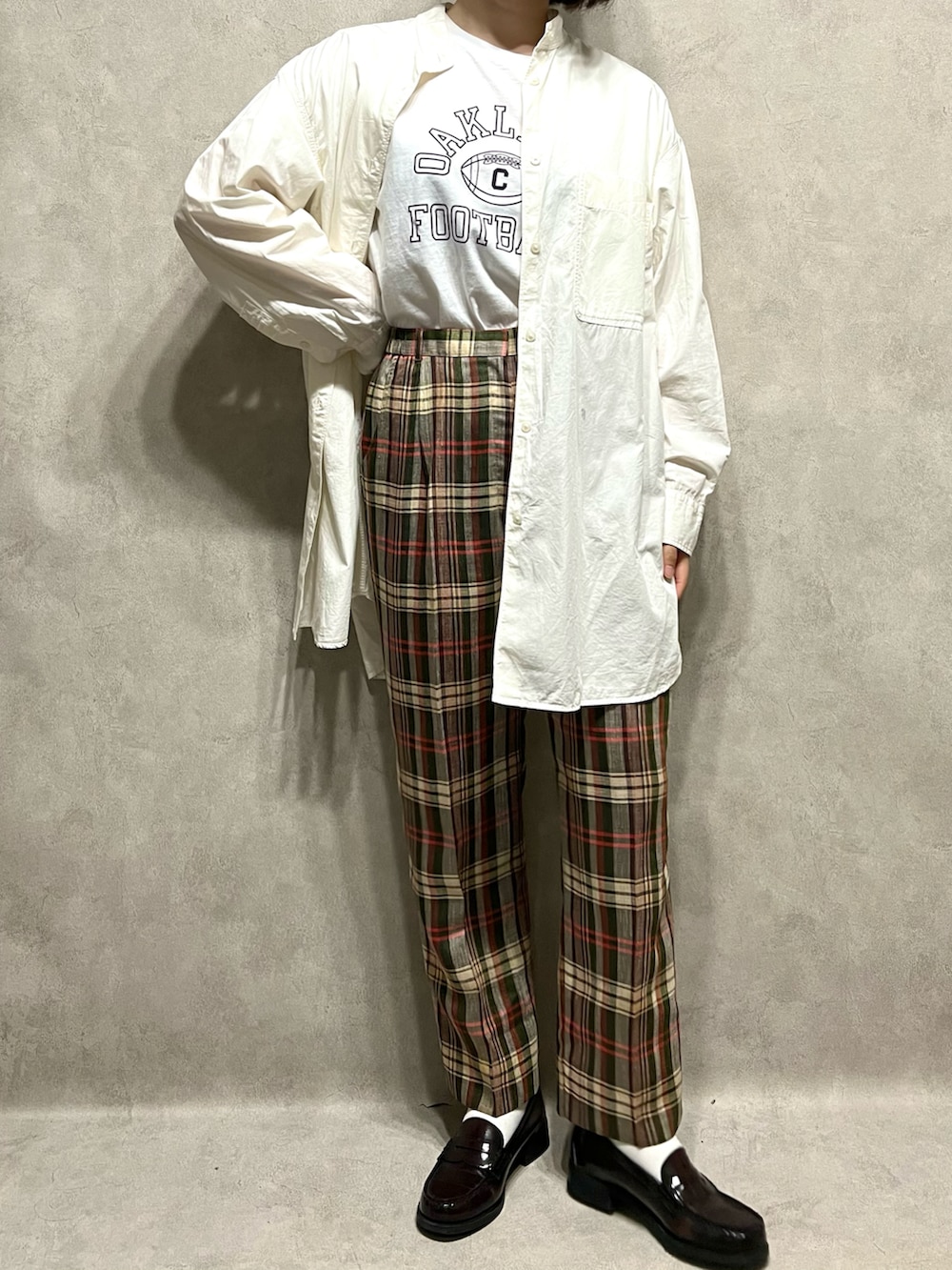 グリーン系のパンツを着用したレディースの春コーディネートの2枚目の写真