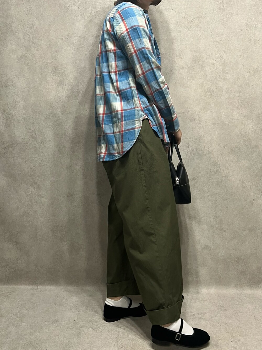 グリーン系のパンツ、ブルー系のシャツ/ブラウスを着用したレディースの春コーディネートの2枚目の写真