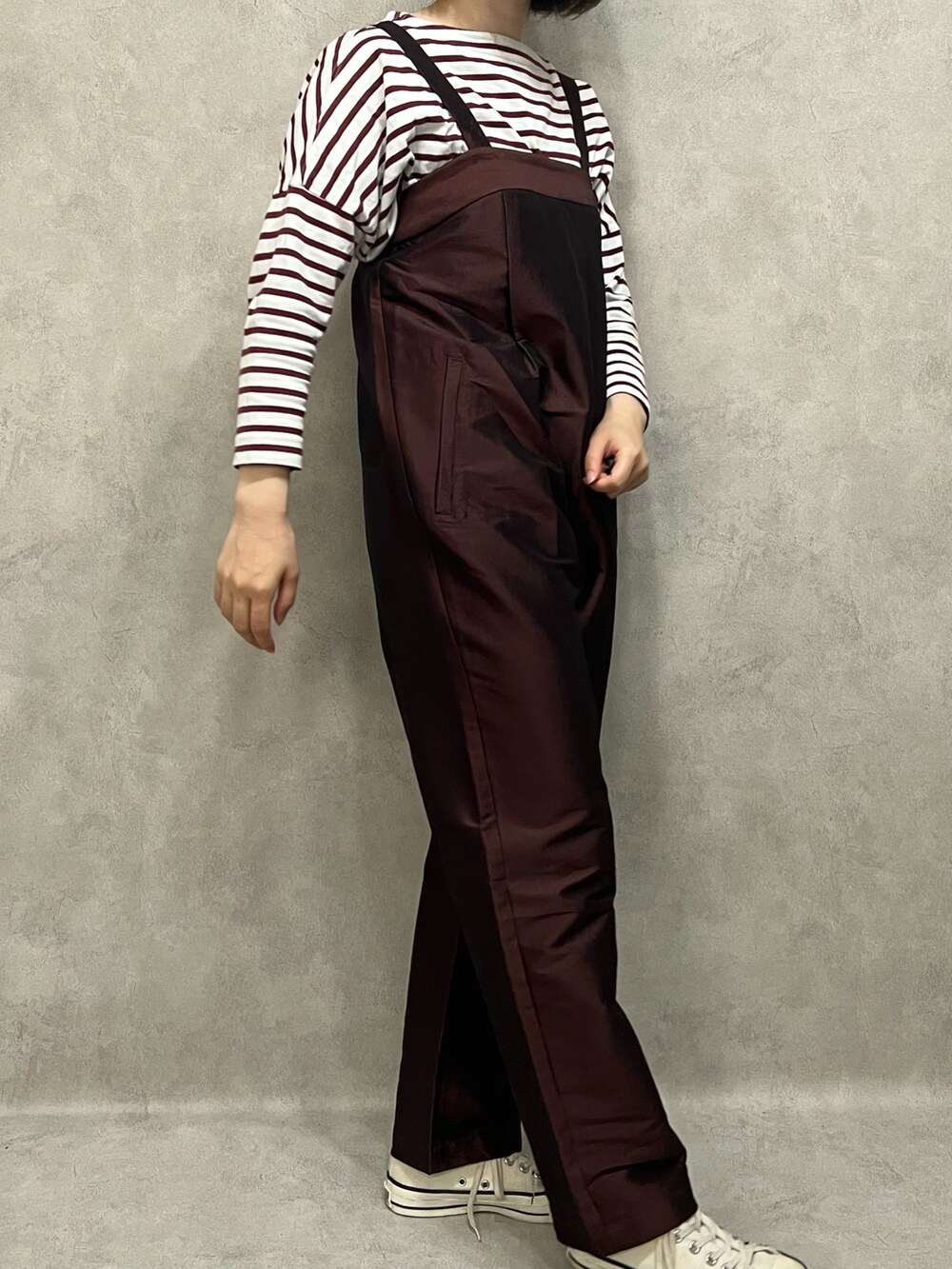 ブラウン系のサロペット/オーバーオールを着用したレディースの春コーディネートの2枚目の写真