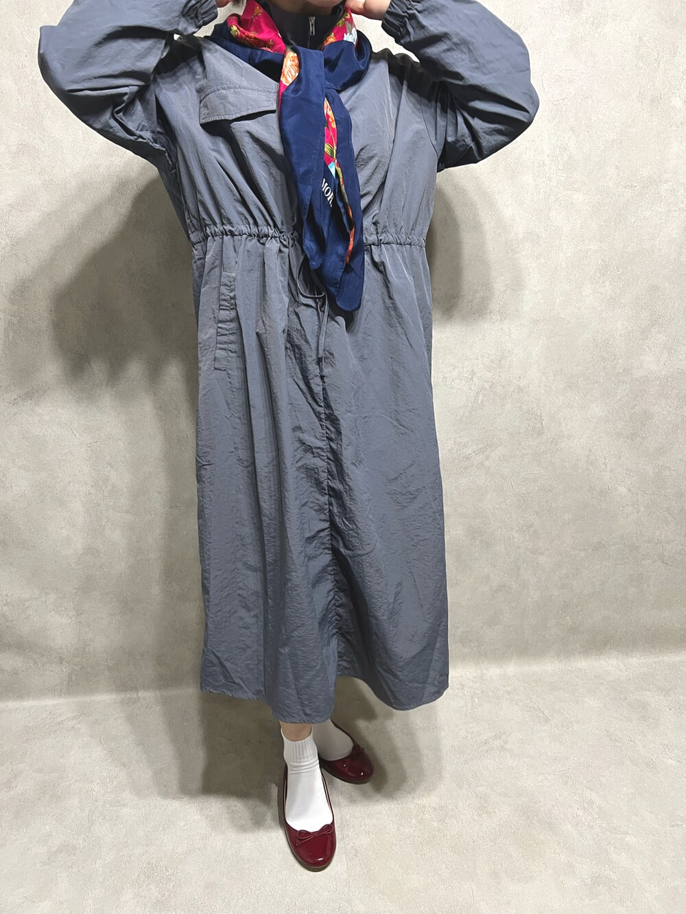 ブルー系のワンピースを着用したレディースの春コーディネートの2枚目の写真