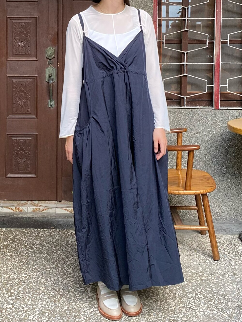 ブルー系のスカート、ホワイト系のその他トップス、ベージュ系のシューズを着用したレディースの夏コーディネートの2枚目の写真