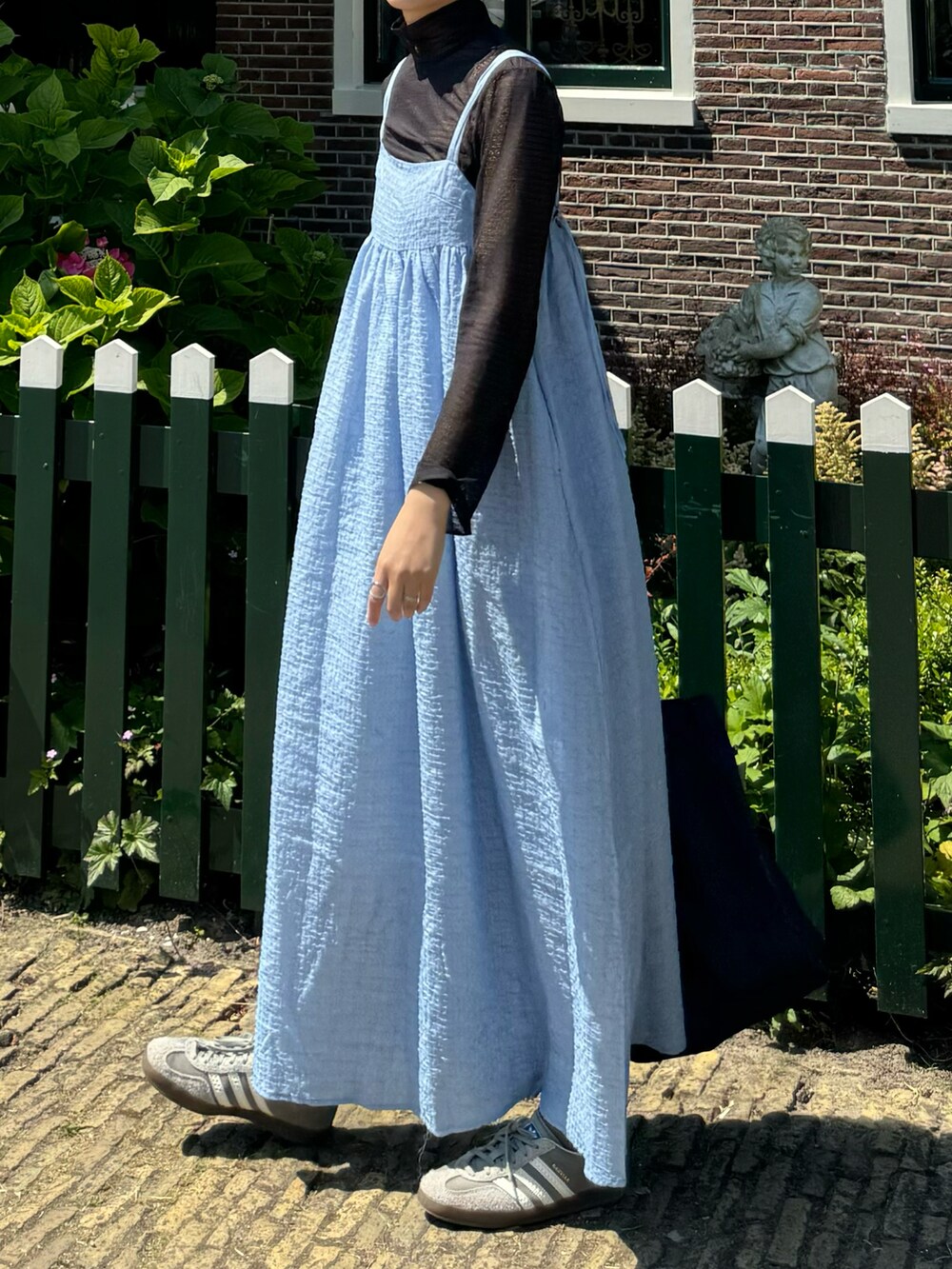 ブルー系のワンピース/ドレスを着用したレディースの夏コーディネートの2枚目の写真