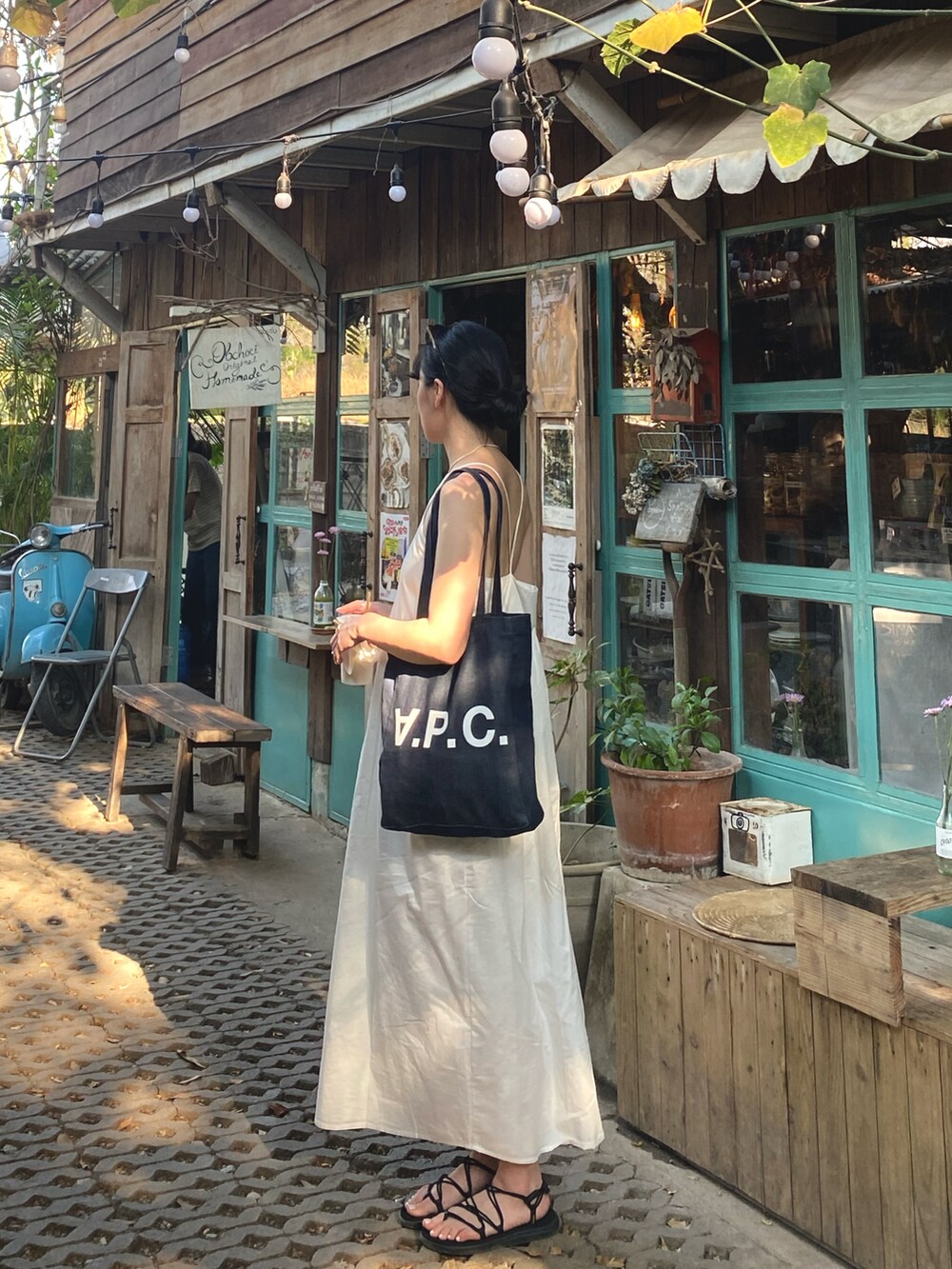 ブルー系のトートバッグを着用したレディースの春コーディネートの2枚目の写真