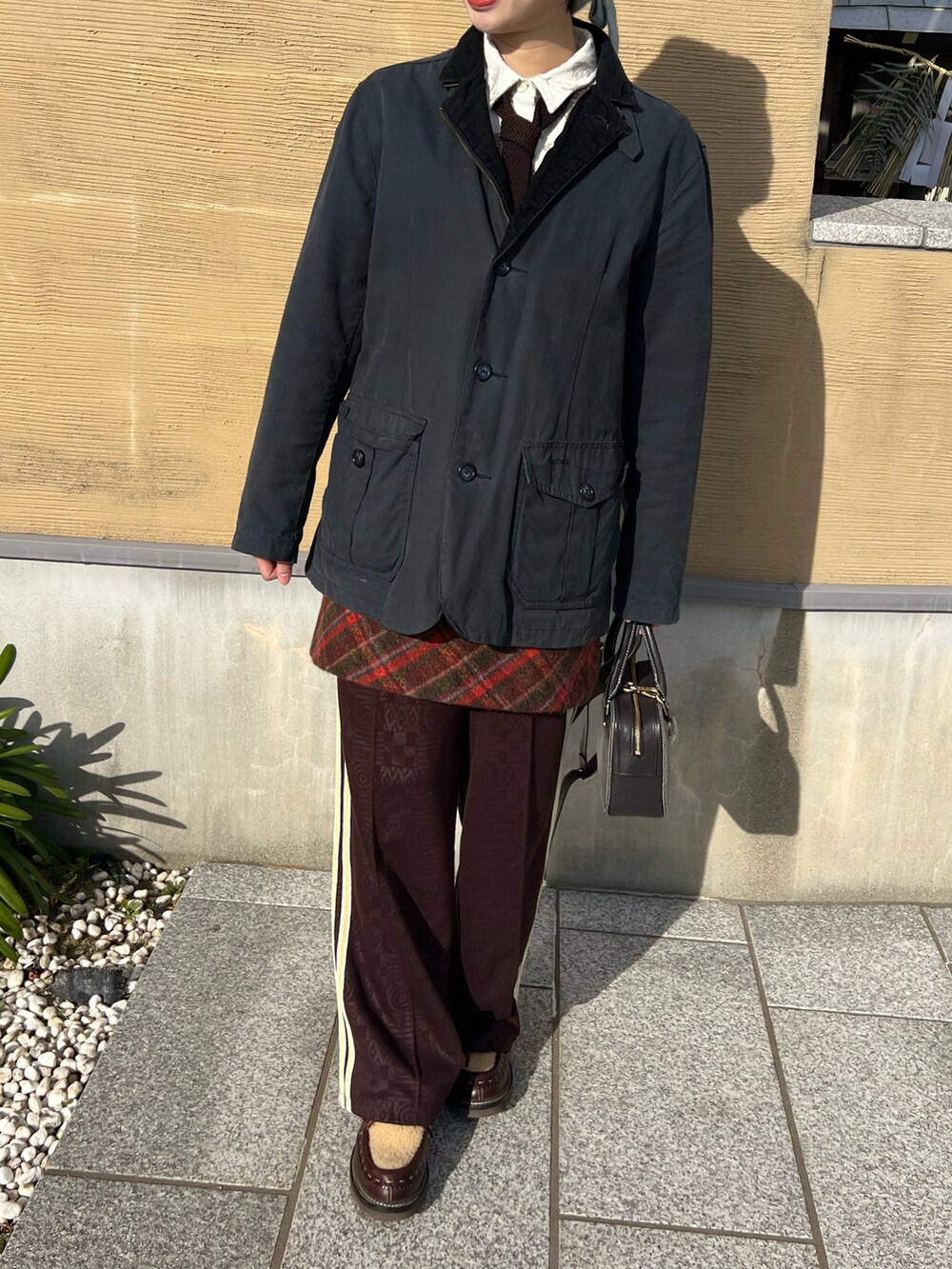 ブラウン系のスウェットパンツ、グリーン系のニットキャップ/ビーニーを着用したレディースの冬コーディネートの2枚目の写真