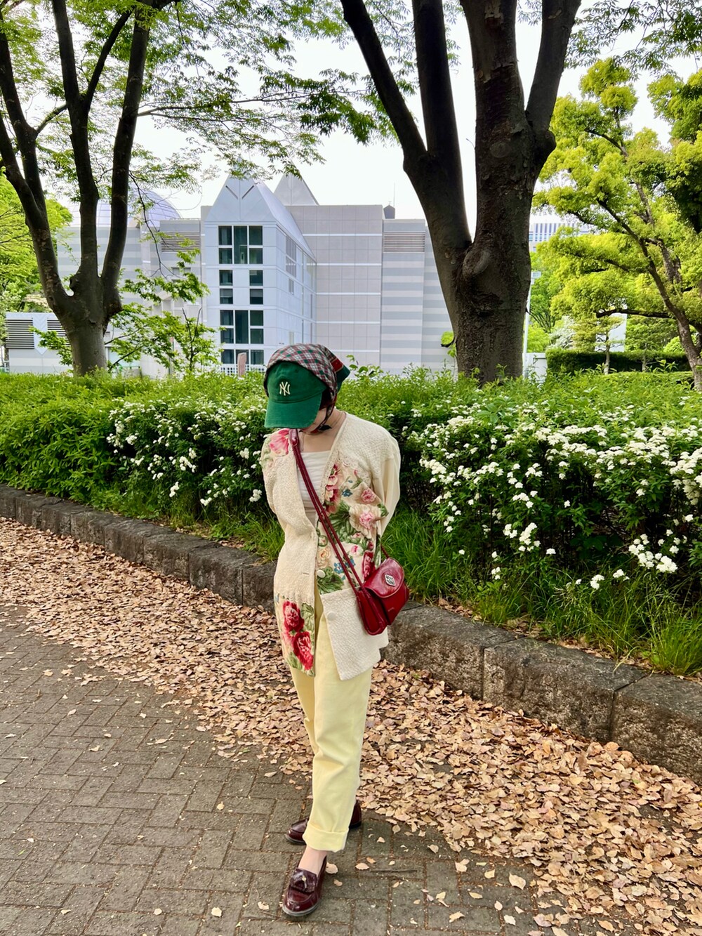 レッド系のローファー、その他のその他トップス、イエロー系のその他パンツを着用したレディースの春コーディネートの2枚目の写真