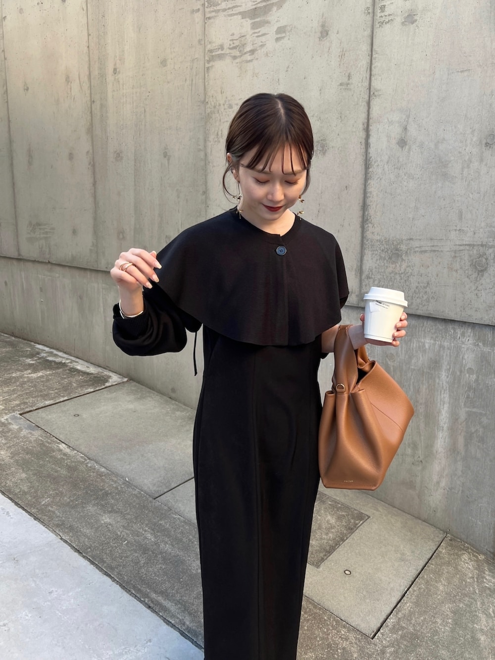 ブラック系のワンピースを着用したレディースの冬コーディネートの4枚目の写真