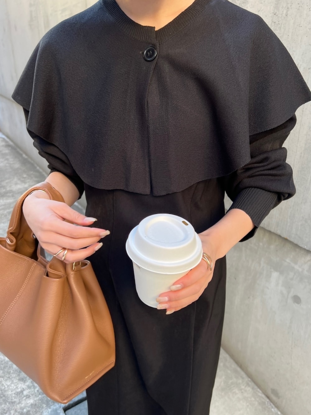 ブラック系のワンピースを着用したレディースの冬コーディネートの3枚目の写真