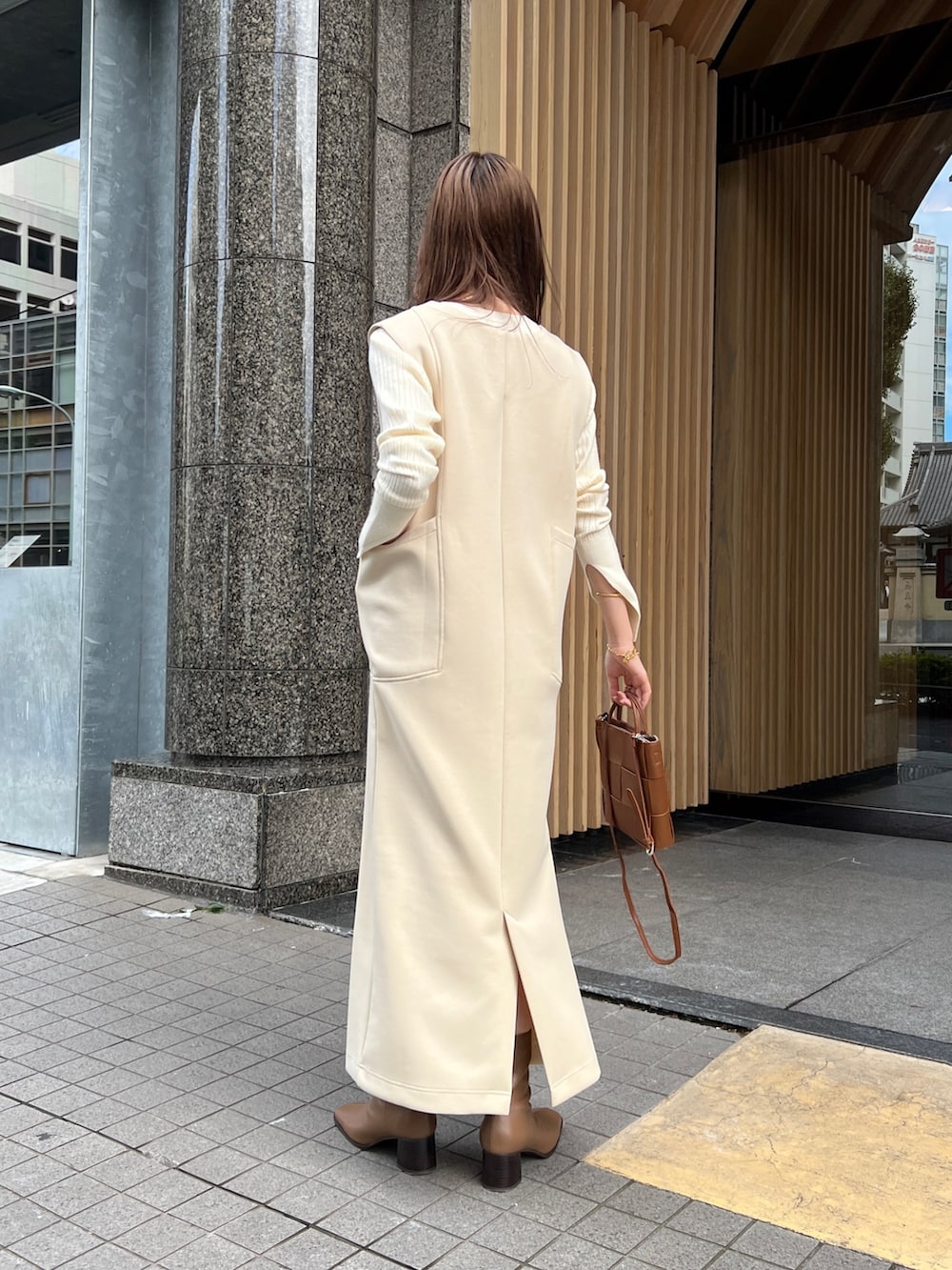 「ロングワンピース、シンプルコーデ、ニット、秋コーデ、ブーツ、ショートブーツ、オトナカジュアル、ジャンスカ、レイヤードスタイル、お出かけコーデ、休日スタイル、ホワイト、淡色コーデ、楽チンコーデ、韓国ファッション」｜「CAPRICIEUX LE'MAGEの【WEB限定】ダンボールジャンスカ（ワンピース、ベージュ系）」を使った、N a n a m iさん（レディース・156cm）の秋コーディネートの2枚目の写真