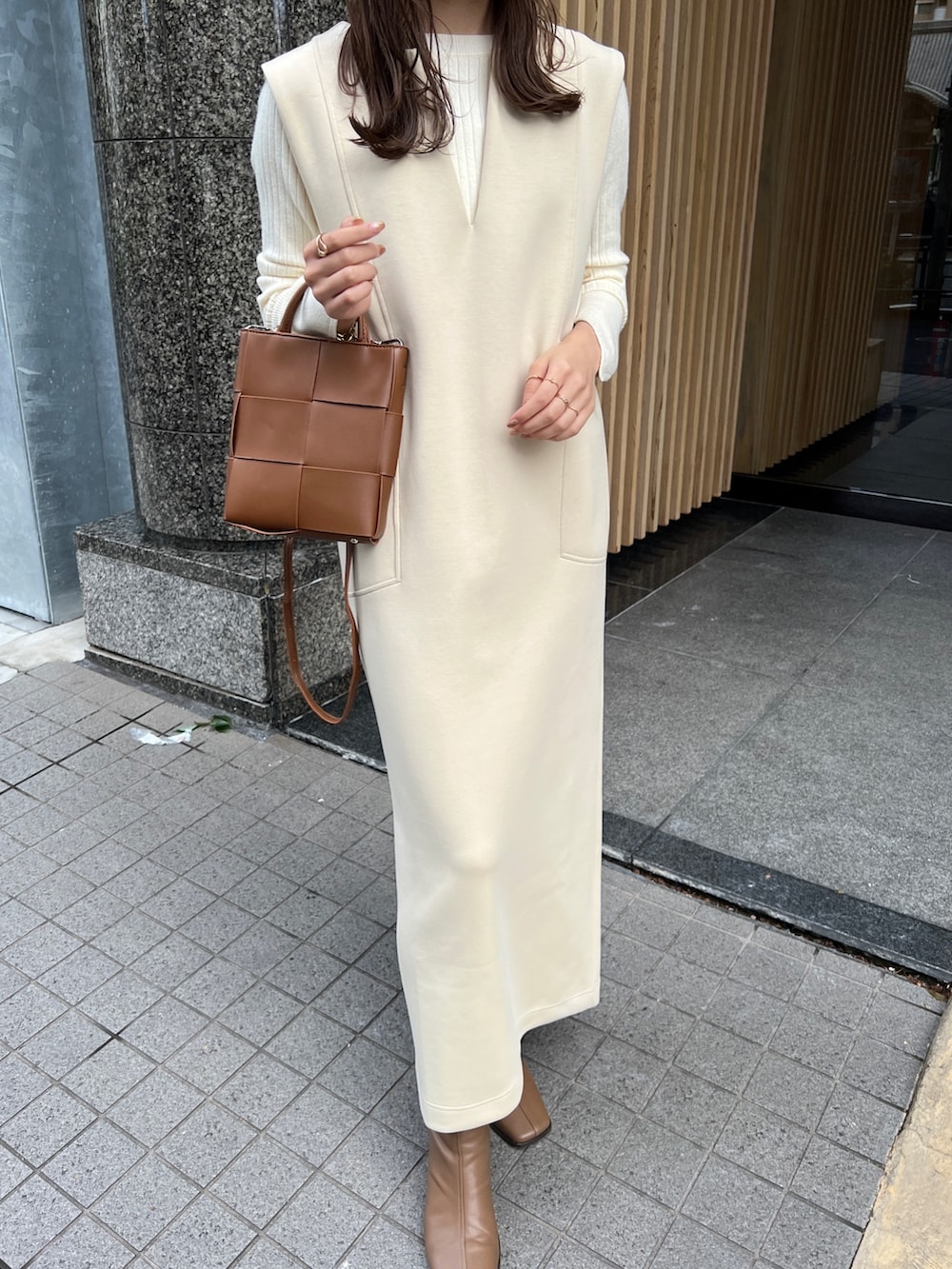 「ロングワンピース、シンプルコーデ、ニット、秋コーデ、ブーツ、ショートブーツ、オトナカジュアル、ジャンスカ、レイヤードスタイル、お出かけコーデ、休日スタイル、ホワイト、淡色コーデ、楽チンコーデ、韓国ファッション」｜「CAPRICIEUX LE'MAGEの【WEB限定】ダンボールジャンスカ（ワンピース、ベージュ系）」を使った、N a n a m iさん（レディース・156cm）の秋コーディネートの3枚目の写真