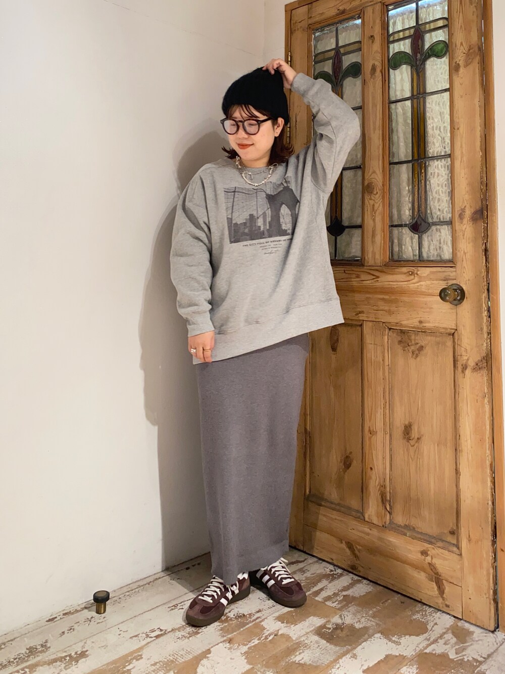 「pualcecin、pual ce cin、ピュアルセシン、ピュアルセシン(pual ce cin)、CIAOPANIC TYPY、adidas、adidas spezial、スウェット、スウェットコーデ、オーバーサイズ、ワントーンコーデ、グレーコーデ、フォトプリント、ファッションを楽しもう、カジュアルコーデ」｜「PUAL CE CINのフォトプリント両面起毛スウェット（スウェット、グレー系）」を使った、mizukiさん（レディース・157cm）の秋コーディネートの2枚目の写真