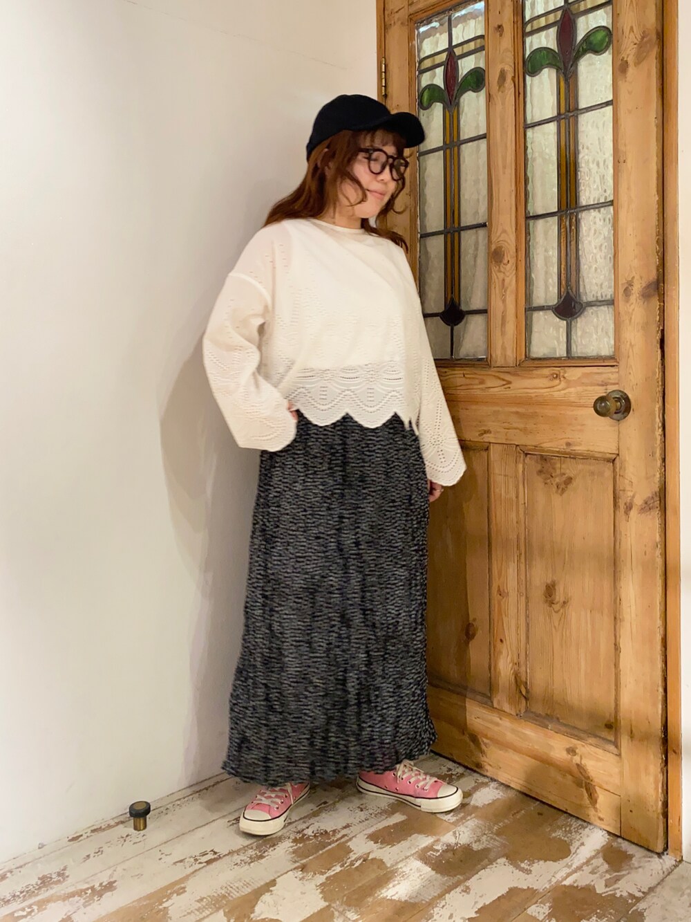 「春夏コーデ、シンプルコーデ、オトナカジュアル、リラックススタイル、モノトーンコーデ、スカート、花柄、花柄スカート、レース、レースブラウス、キャップ、ピュアルセシン、シアタープロダクツ(THEATRE PRODUCTS)、コンバース、スニーカー」｜「CONVERSEのCONVERSE ALL STAR US COLORS OX / コンバース オールスター カラーズ（スニーカー、ピンク系）」を使った、mizukiさん（レディース・157cm）の春コーディネートの3枚目の写真