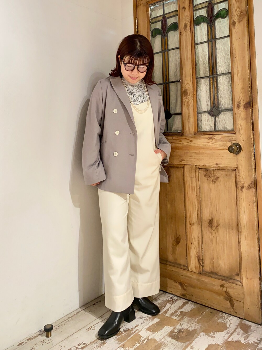 「pualcecin、ピュアルセシン、UNIQLO、ユニクロ、メガネ女子、めがね、ブーツ、サロペット、ジャケット、ジャケットスタイル、レース、レーストップス、テーラードジャケット、オケージョン、入園式」｜「PUAL CE CINのTRダブルボタンテーラードジャケット（テーラードジャケット、ベージュ系）」を使った、mizukiさん（レディース・157cm）の冬コーディネートの4枚目の写真
