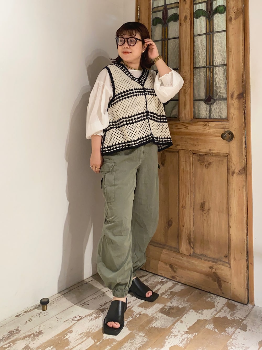 「pualcecin、pual ce cin、ピュアルセシン、ピュアルセシン(pual ce cin)、UNIQLO、ユニクロ、ベスト、ニットベスト、ブラウス、シャーリング、シャーリングブラウス、カーゴパンツ、ジョガーパンツ、カーゴジョガーパンツ、秋コーデ」｜「PUAL CE CINの配色カギ針編み風ベスト（ベスト、ホワイト系）」を使った、mizukiさん（レディース・157cm）の秋コーディネートの2枚目の写真