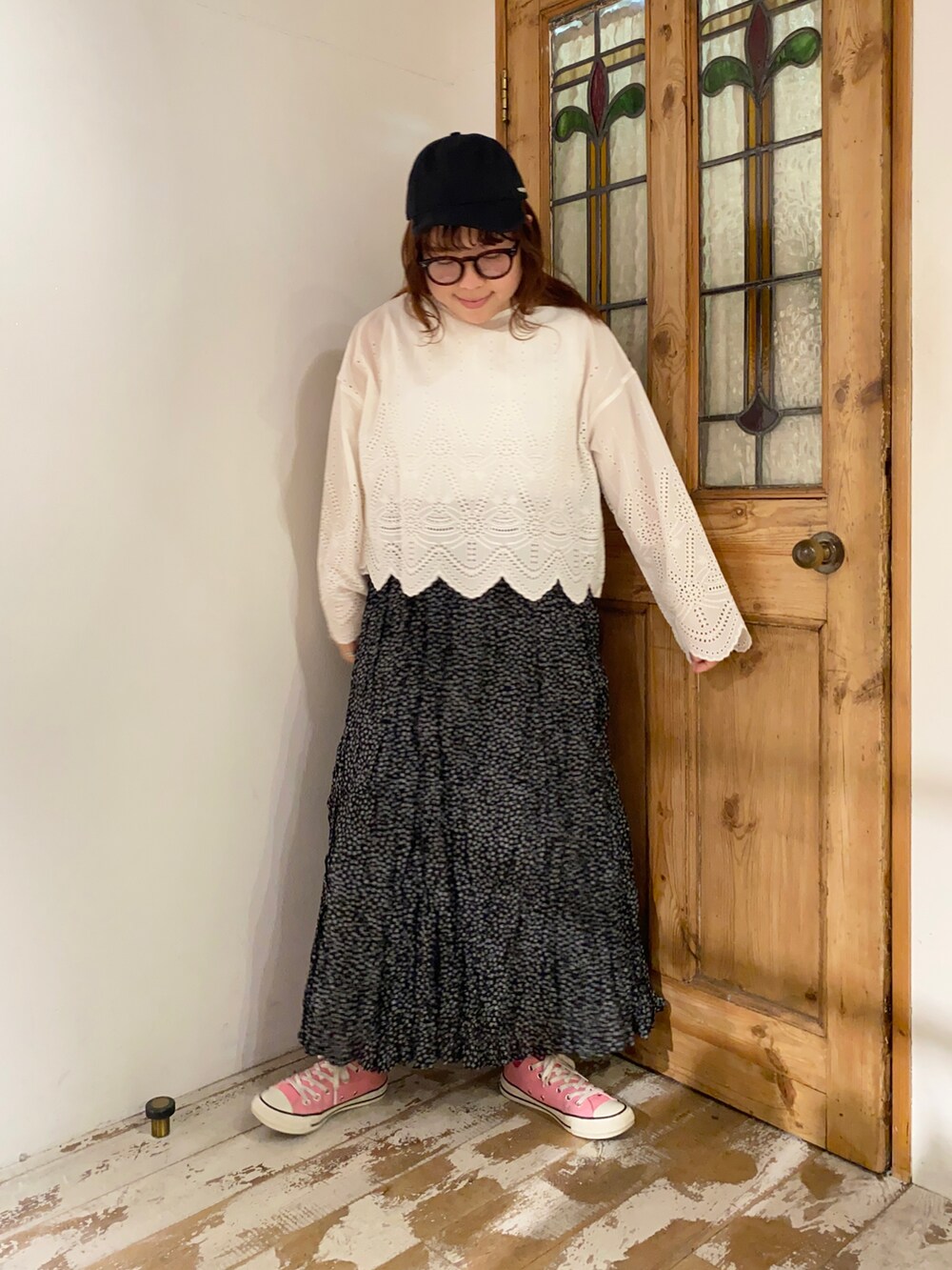 「春夏コーデ、シンプルコーデ、オトナカジュアル、リラックススタイル、モノトーンコーデ、スカート、花柄、花柄スカート、レース、レースブラウス、キャップ、ピュアルセシン、シアタープロダクツ(THEATRE PRODUCTS)、コンバース、スニーカー」｜「CONVERSEのCONVERSE ALL STAR US COLORS OX / コンバース オールスター カラーズ（スニーカー、ピンク系）」を使った、mizukiさん（レディース・157cm）の春コーディネートの2枚目の写真