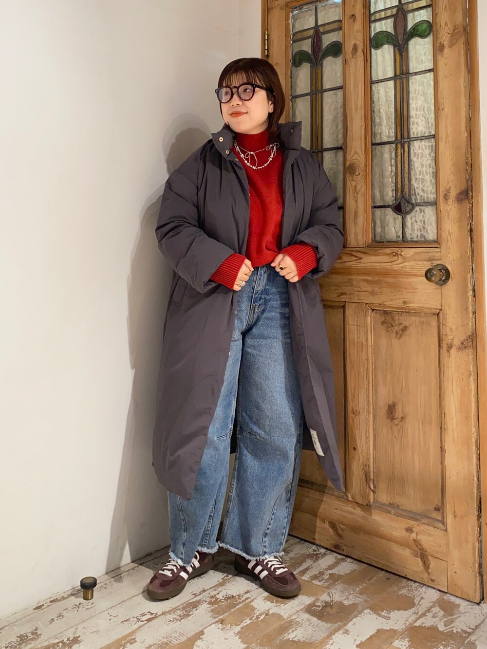 「pualcecin、pual ce cin、ピュアルセシン、ユニクロ、UNIQLO、adidas、adidas spezial、ダウンコート、フレンチダックダウン、冬コーデ、ファッションを楽しもう、カーブデニム、赤ニット、スニーカーコーデ、カジュアルコーデ」｜「PUAL CE CINのハンドウォッシャブル ハイネックニットプルオーバー（ニット/セーター、レッド系）」を使った、mizukiさん（レディース・157cm）の秋コーディネートの2枚目の写真