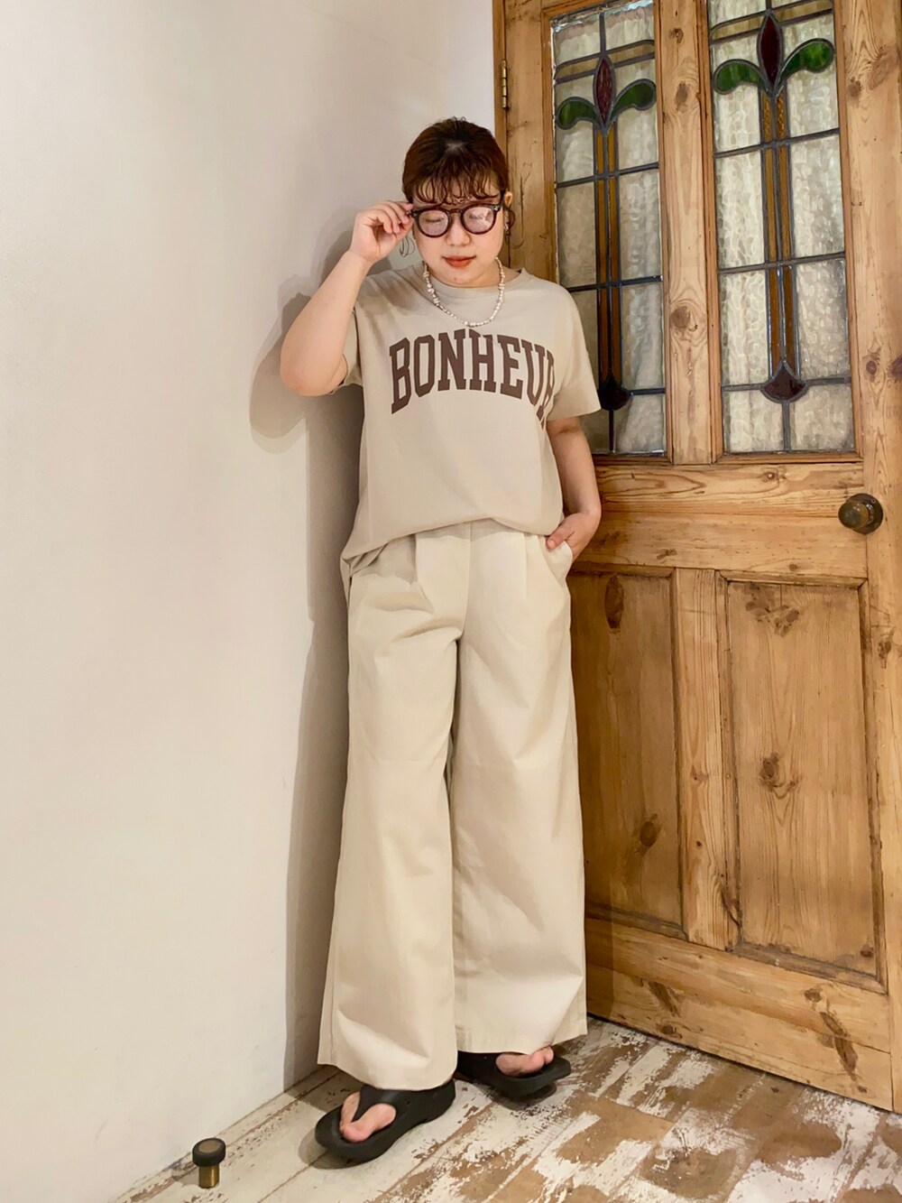 「pualcecin、ピュアルセシン、ピュアルセシン(pual ce cin)、UNIQLO、ユニクロ、ロゴT、ロゴ、ロゴプリント、カレッジロゴ、ワイドパンツ、THEATRE PRODUCTS、シアタープロダクツ(THEATRE PRODUCTS)、ベージュ、ワントーンコーデ、oofos」｜「PUAL CE CINのカレッジロゴ ラウンドTシャツ（Tシャツ/カットソー、ベージュ系）」を使った、mizukiさん（レディース・157cm）の夏コーディネートの2枚目の写真