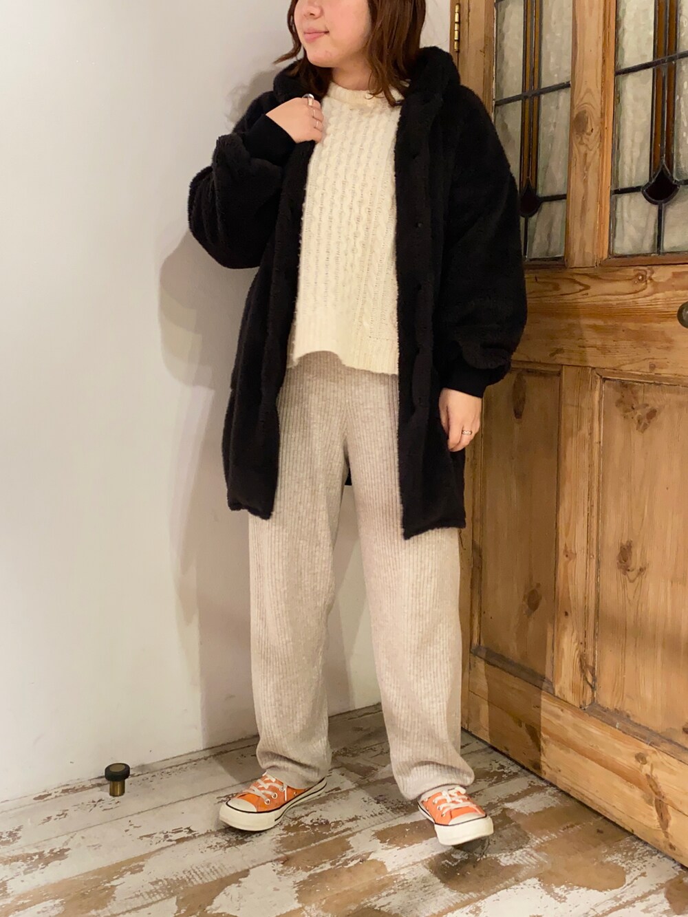 「ボアジャケット、ボア、ボアパーカー、リブパンツ、ニット、ニットパンツ、コンバース、オレンジ、ケーブル編み、冬、ケーブルニット」｜「PUAL CE CINの【一部WEB限定】両面ボアコート（その他アウター、ブラック系）」を使った、mizukiさん（レディース・157cm）の冬コーディネートの2枚目の写真