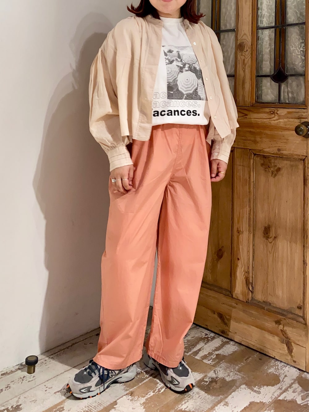 ベージュ系のシャツ/ブラウス、ホワイト系のTシャツ/カットソー、オレンジ系のその他パンツを着用したレディースの春コーディネートの2枚目の写真