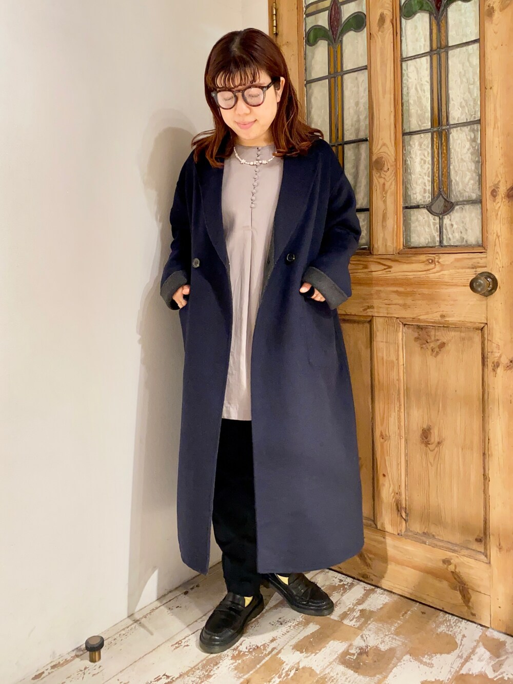 「pualcecin、ピュアルセシン、UNIQLO、ユニクロ、Kastane、メガネ女子、めがね、ロングコート、ローファー、リバーシブル、リバーシブルコート、ウールコート、シンプルコーデ、オトナカジュアル、袖ボリューム」｜「PUAL CE CINの包み釦テンセルブラウス（シャツ/ブラウス、グレー系）」を使った、mizukiさん（レディース・157cm）の秋コーディネートの3枚目の写真
