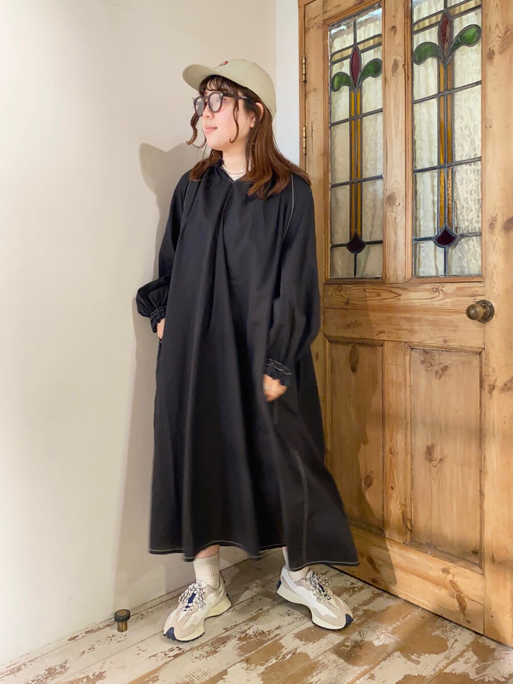 「ピュアルセシン、New Balance、SLOBE IENA、めがね、メガネ女子、キャップ、キャップ女子、ワンピース、ワンピース×スニーカー、オトナカジュアル、休日スタイル、ゆるコーデ、ブラック、スニーカー、シンプル」｜「PUAL CE CINの綿テンセル配色ステッチワンピース（ワンピース、ブラック系）」を使った、mizukiさん（レディース・157cm）の春コーディネートの4枚目の写真