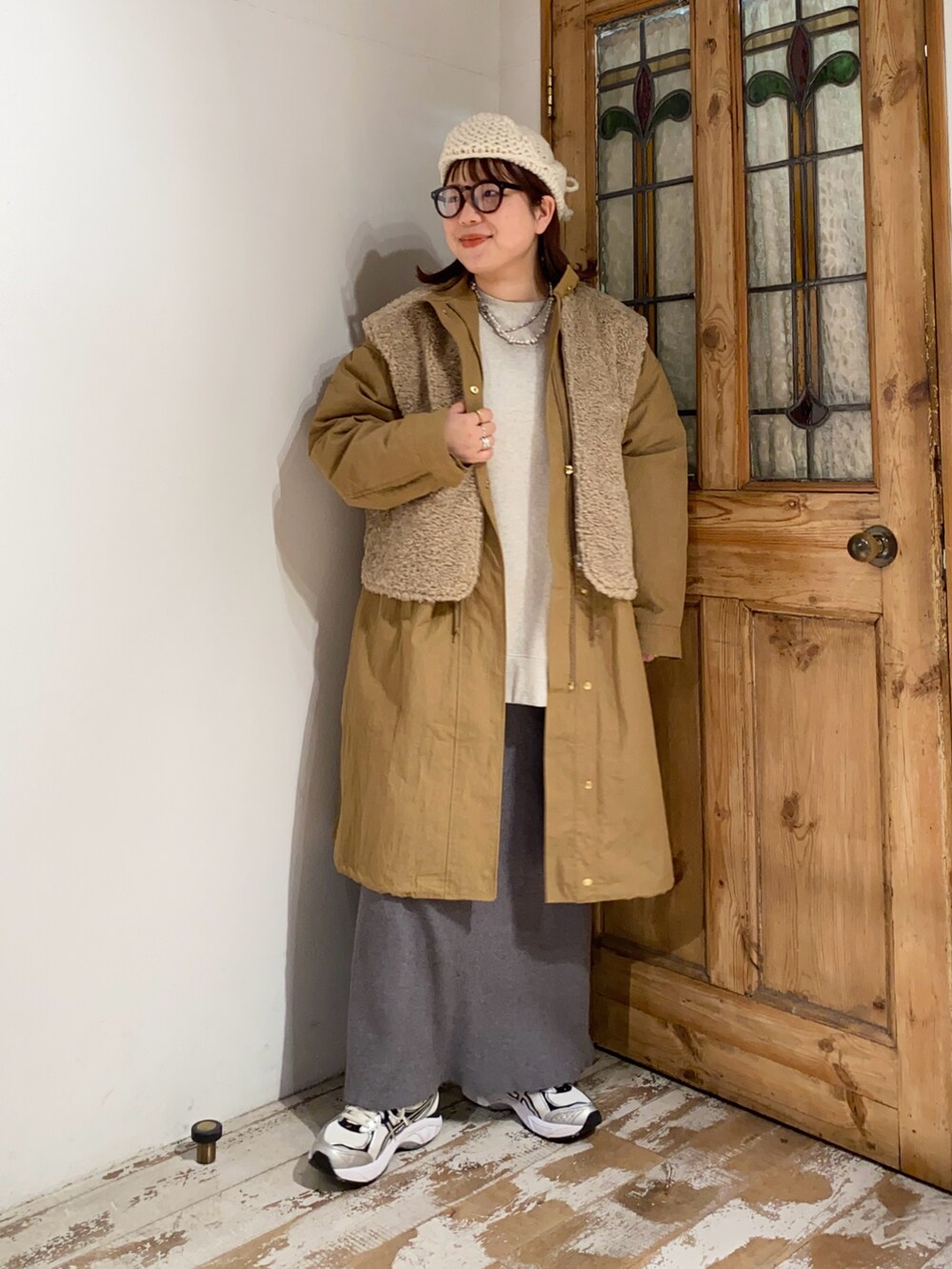 ベージュ系のモッズコート、ベージュ系のスウェット、グレー系のスカートを着用したレディースの冬コーディネートの2枚目の写真