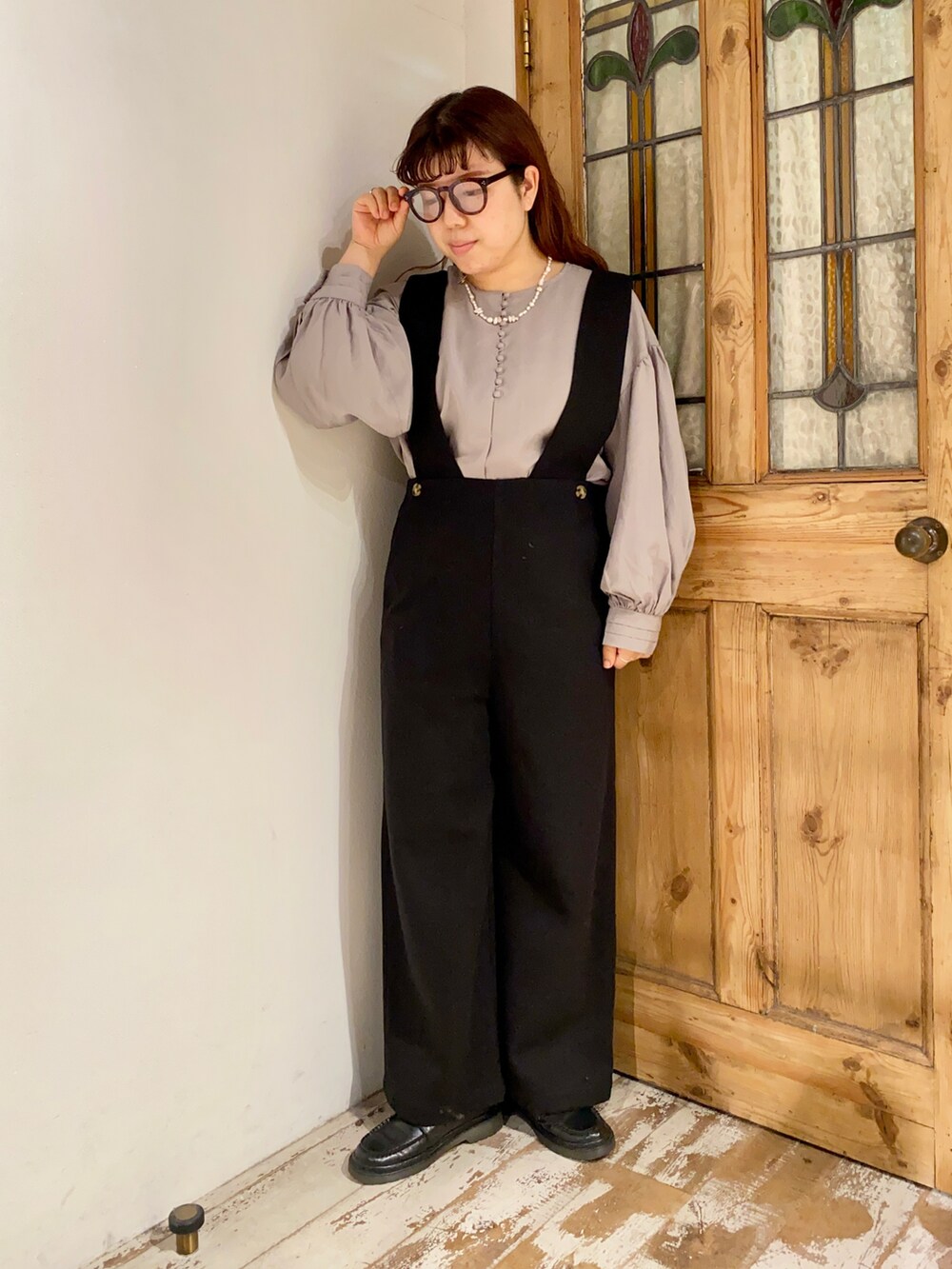 「pualcecin、ピュアルセシン、UNIQLO、ユニクロ、Kastane、ブラウス、サロペット、袖ボリューム、シンプルコーデ、ベーシック、モノトーン、モノトーンコーデ、メガネ女子、めがね、ローファー」｜「PUAL CE CINの包み釦テンセルブラウス（シャツ/ブラウス、グレー系）」を使った、mizukiさん（レディース・157cm）の秋コーディネートの3枚目の写真
