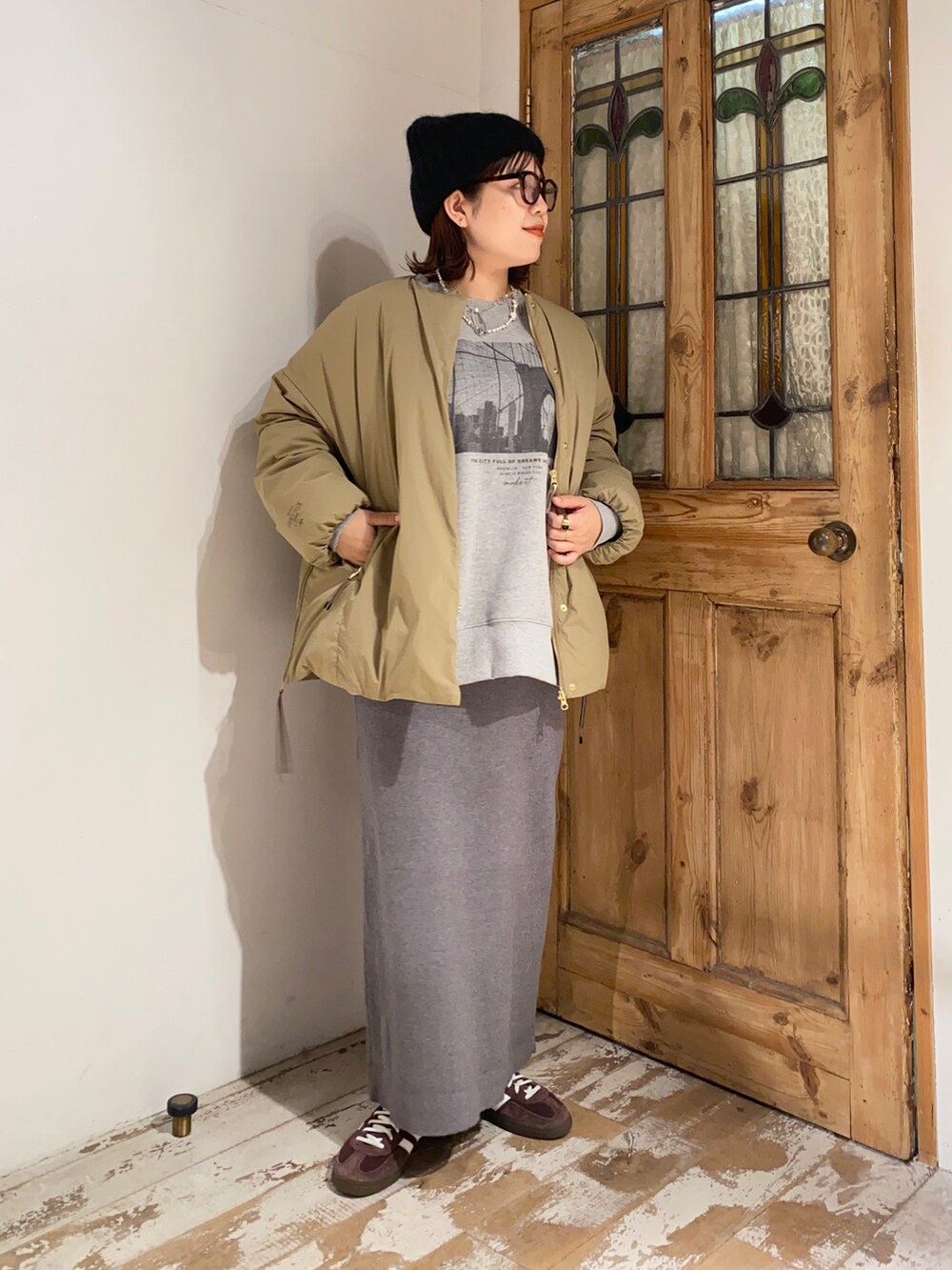 「pualcecin、ピュアルセシン、ピュアルセシン(pual ce cin)、UNIQLO、ユニクロ、adidas、adidas spezial、ダウンジャケット、ダウンコート、ダウン、フレンチダックダウン、ナロースカート、ニットスカート、スニーカーコーデ、ファッションを楽しもう」｜「PUAL CE CINのフォトプリント両面起毛スウェット（スウェット、グレー系）」を使った、mizukiさん（レディース・157cm）の秋コーディネートの2枚目の写真