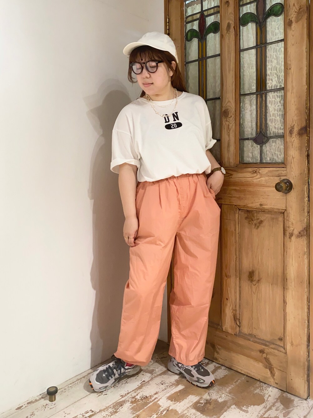 「pualcecin、ピュアルセシン、UNIQLO、ユニクロ、New Balance、ニューバランス、THEATRE PRODUCTS、シアタープロダクツ(THEATRE PRODUCTS)、ロゴT、カラーパンツ、オレンジ、キャップ、カジュアル、スニーカー、夏コーデ」｜「PUAL CE CINの【Du noir】フロッキープリントTシャツ（Tシャツ/カットソー、ホワイト系）」を使った、mizukiさん（レディース・157cm）の夏コーディネートの2枚目の写真