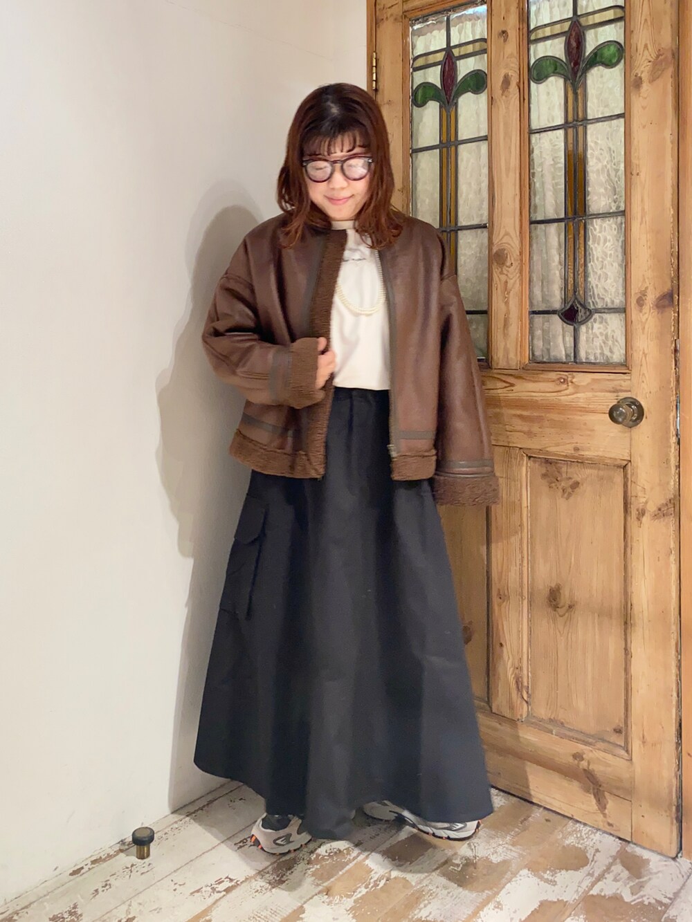 「pualcecin、ピュアルセシン、New Balance、ニューバランス、UNIQLO、ユニクロ、メガネ女子、めがね、スニーカー、ムートン、ムートンジャケット、カーゴスカート、大人カジュアル、ボアジャケット、ボア」｜「PUAL CE CINのエコムートンジャケット（ノーカラージャケット、ブラウン系）」を使った、mizukiさん（レディース・157cm）の冬コーディネートの2枚目の写真