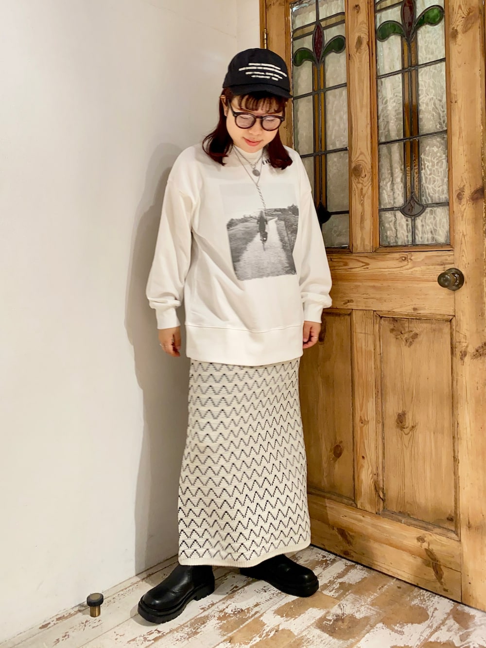 「pualcecin、ピュアルセシン、UNIQLO、ユニクロ、THEATRE PRODUCTS、シアタープロダクツ(THEATRE PRODUCTS)、ニットスカート、フォトT、キャップ、メガネ女子、めがね、ブーツ、ショートブーツ、大人カジュアル、モノトーン」｜「PUAL CE CINのフォトプリント×フロッキーロングスリーブ（Tシャツ/カットソー、ホワイト系）」を使った、mizukiさん（レディース・157cm）の秋コーディネートの3枚目の写真