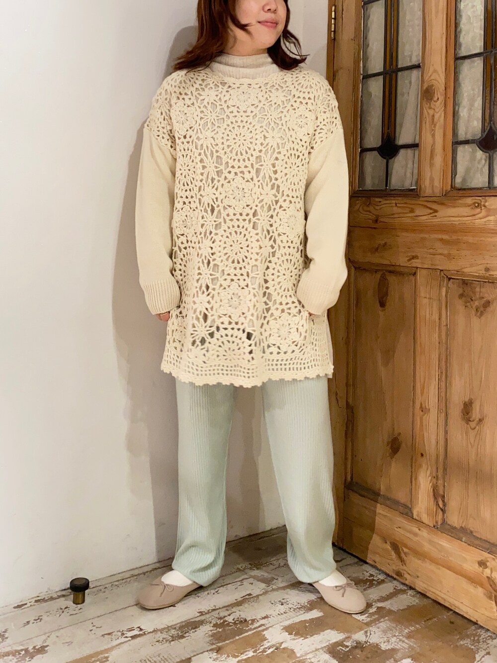 ホワイト系のニット/セーター、ベージュ系のニット/セーター、グリーン系のその他パンツを着用したレディースの冬コーディネートの2枚目の写真