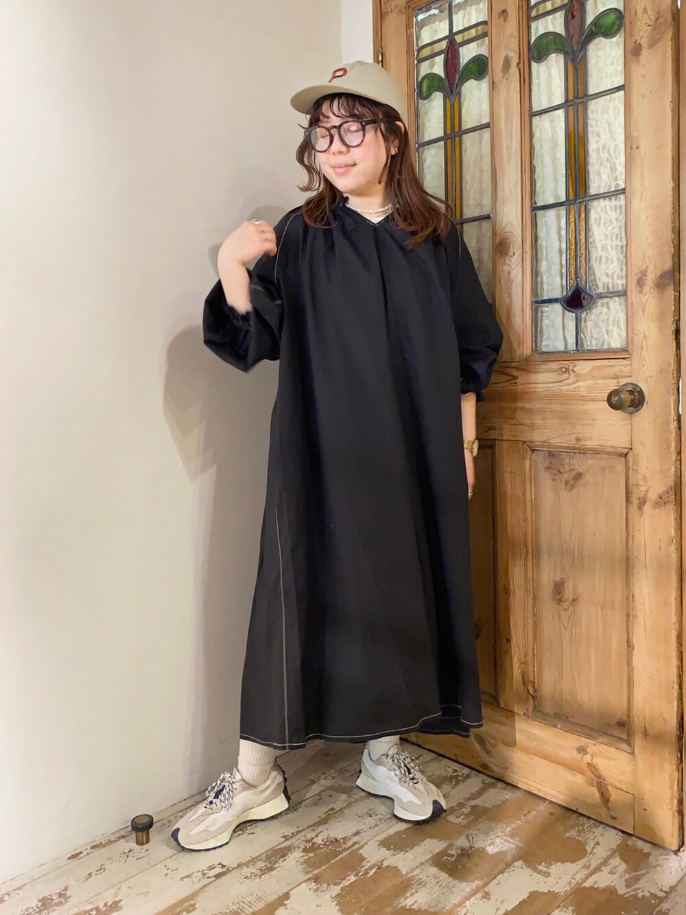 「ピュアルセシン、New Balance、SLOBE IENA、めがね、メガネ女子、キャップ、キャップ女子、ワンピース、ワンピース×スニーカー、オトナカジュアル、休日スタイル、ゆるコーデ、ブラック、スニーカー、シンプル」｜「PUAL CE CINの綿テンセル配色ステッチワンピース（ワンピース、ブラック系）」を使った、mizukiさん（レディース・157cm）の春コーディネートの2枚目の写真
