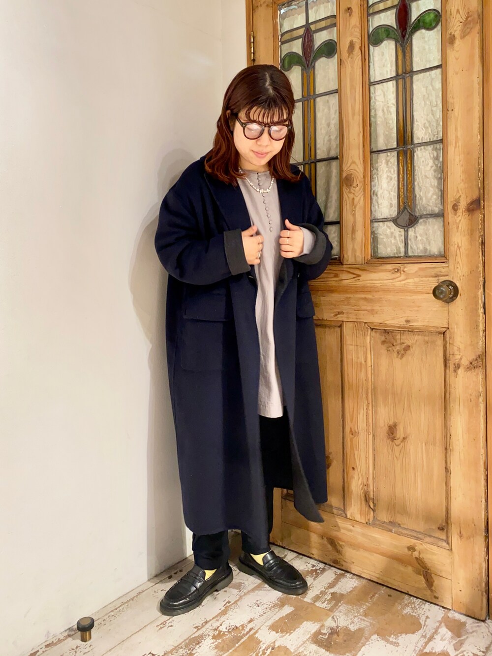「pualcecin、ピュアルセシン、UNIQLO、ユニクロ、Kastane、メガネ女子、めがね、ロングコート、ローファー、リバーシブル、リバーシブルコート、ウールコート、シンプルコーデ、オトナカジュアル、袖ボリューム」｜「PUAL CE CINの包み釦テンセルブラウス（シャツ/ブラウス、グレー系）」を使った、mizukiさん（レディース・157cm）の秋コーディネートの2枚目の写真