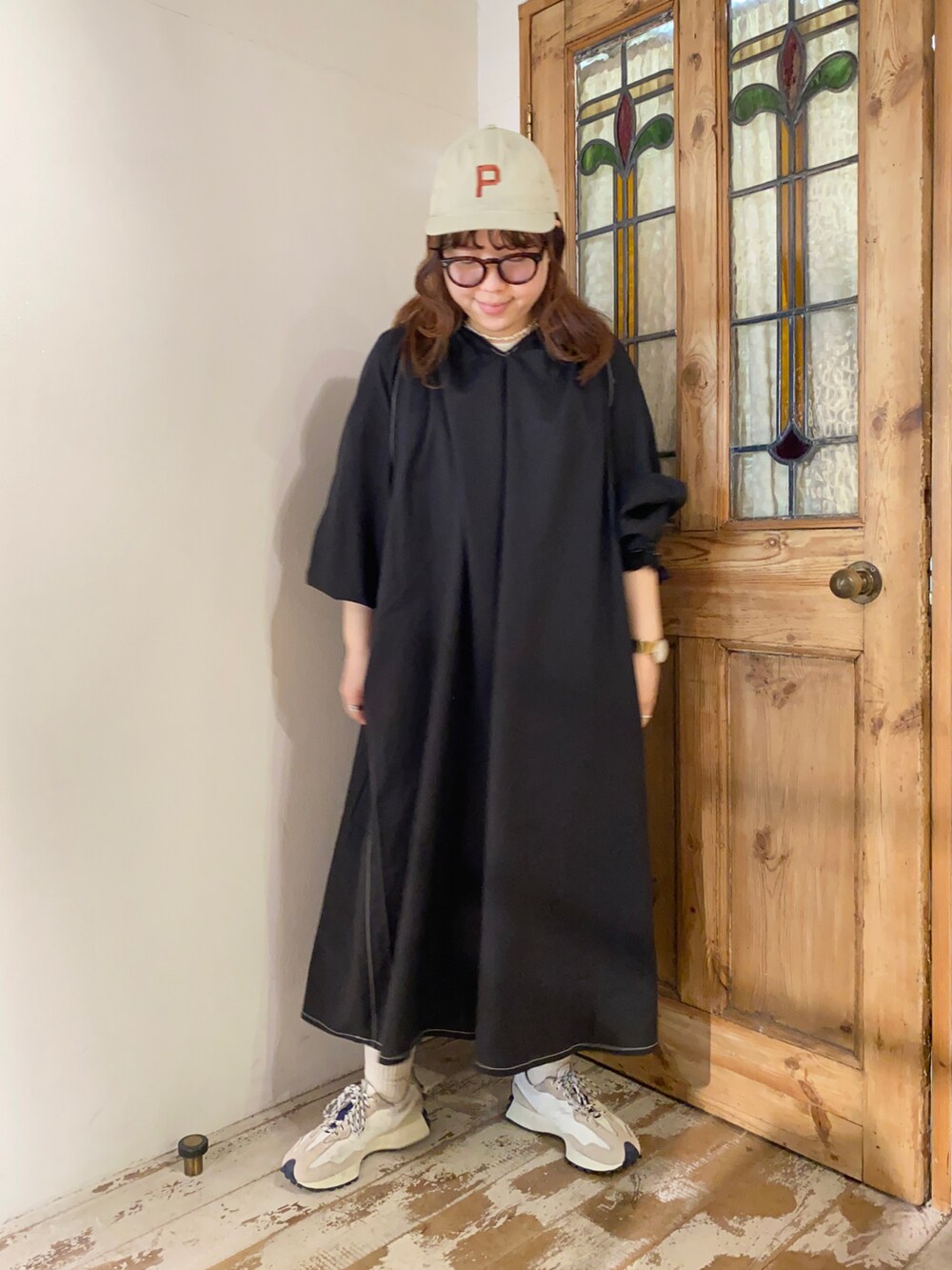 「ピュアルセシン、New Balance、SLOBE IENA、めがね、メガネ女子、キャップ、キャップ女子、ワンピース、ワンピース×スニーカー、オトナカジュアル、休日スタイル、ゆるコーデ、ブラック、スニーカー、シンプル」｜「PUAL CE CINの綿テンセル配色ステッチワンピース（ワンピース、ブラック系）」を使った、mizukiさん（レディース・157cm）の春コーディネートの3枚目の写真