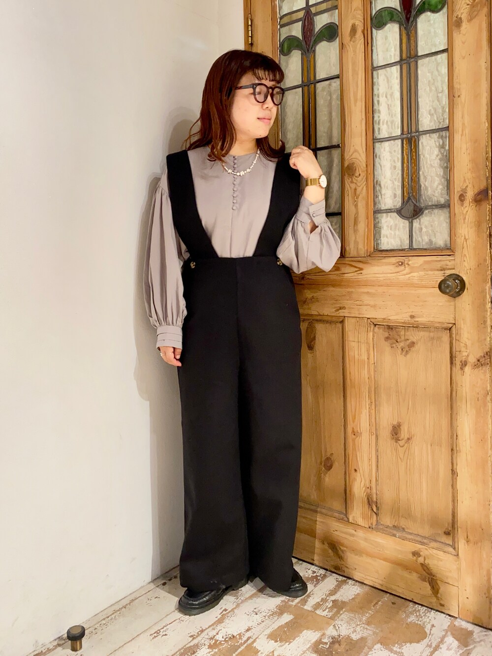 「pualcecin、ピュアルセシン、UNIQLO、ユニクロ、Kastane、ブラウス、サロペット、袖ボリューム、シンプルコーデ、ベーシック、モノトーン、モノトーンコーデ、メガネ女子、めがね、ローファー」｜「PUAL CE CINの包み釦テンセルブラウス（シャツ/ブラウス、グレー系）」を使った、mizukiさん（レディース・157cm）の秋コーディネートの2枚目の写真