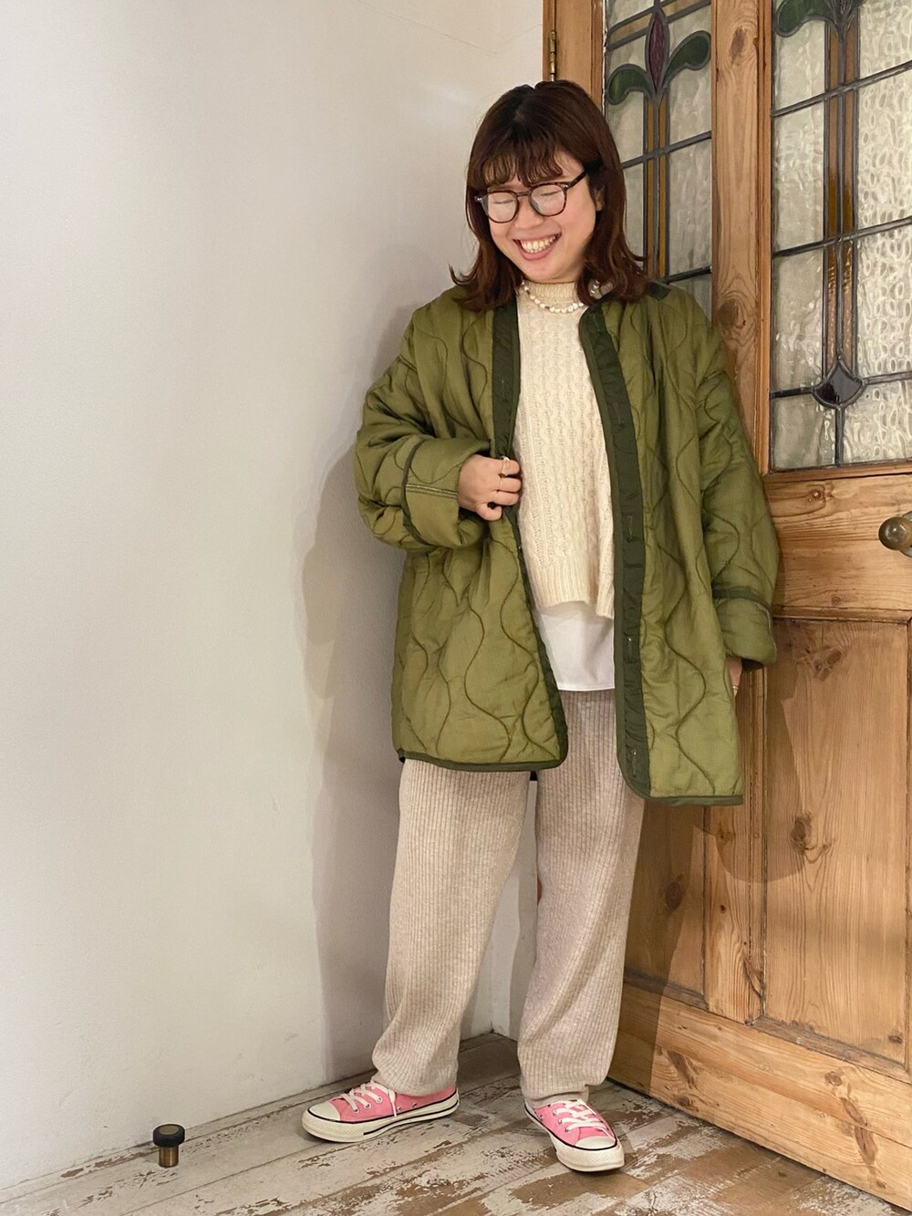 「オトナカジュアル、休日コーデ、冬コーデ、カジュアル、キルティング、キルティングジャケット、古着、古着MIX、コンバース、ニットパンツ、リブパンツ、ピンク、ダテメガネ、めがね、ケーブル編み」｜「PUAL CE CINのケーブル編みニット×ニットパンツセット（アンサンブル、ホワイト系）」を使った、mizukiさん（レディース・157cm）の冬コーディネートの3枚目の写真