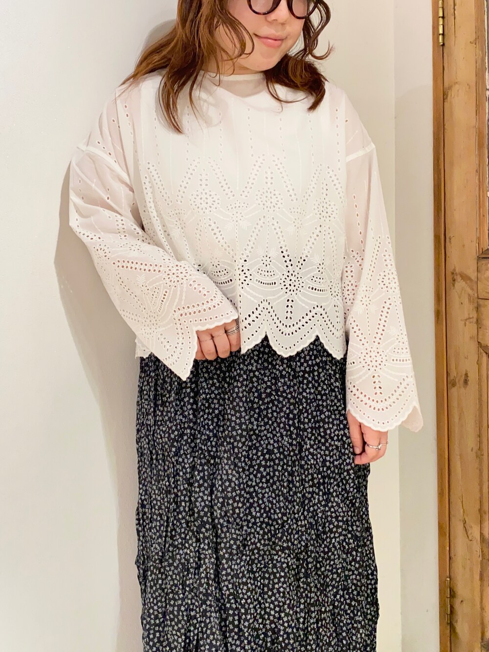 「春夏コーデ、シンプルコーデ、オトナカジュアル、リラックススタイル、モノトーンコーデ、スカート、花柄、花柄スカート、レース、レースブラウス、キャップ、ピュアルセシン、シアタープロダクツ(THEATRE PRODUCTS)、コンバース、スニーカー」｜「CONVERSEのCONVERSE ALL STAR US COLORS OX / コンバース オールスター カラーズ（スニーカー、ピンク系）」を使った、mizukiさん（レディース・157cm）の春コーディネートの4枚目の写真
