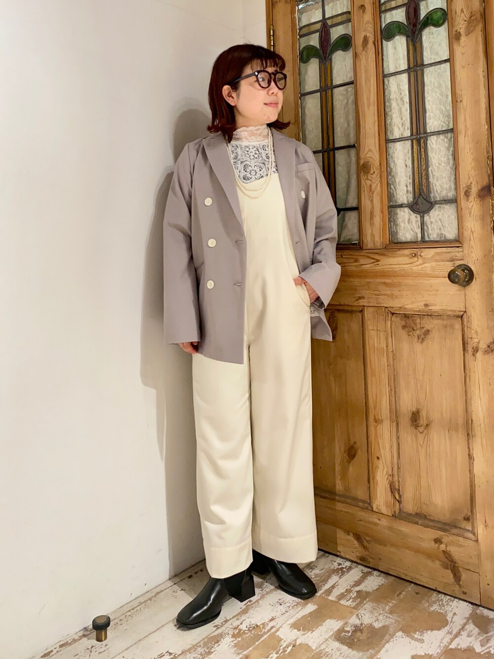 「pualcecin、ピュアルセシン、UNIQLO、ユニクロ、メガネ女子、めがね、ブーツ、サロペット、ジャケット、ジャケットスタイル、レース、レーストップス、テーラードジャケット、オケージョン、入園式」｜「PUAL CE CINのTRダブルボタンテーラードジャケット（テーラードジャケット、ベージュ系）」を使った、mizukiさん（レディース・157cm）の冬コーディネートの3枚目の写真