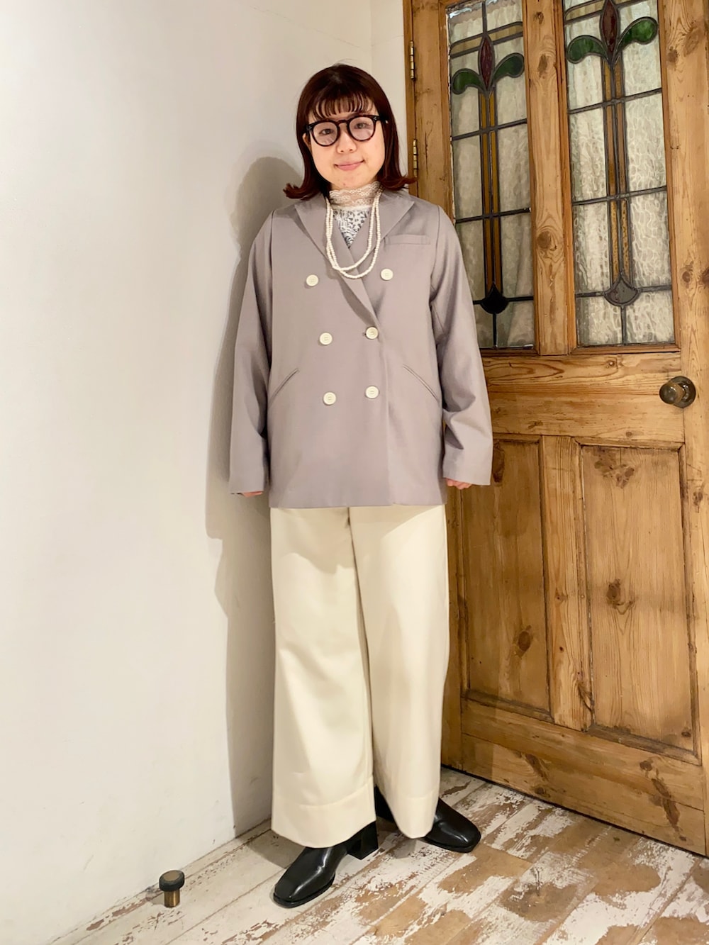「pualcecin、ピュアルセシン、UNIQLO、ユニクロ、メガネ女子、めがね、ブーツ、サロペット、ジャケット、ジャケットスタイル、レース、レーストップス、テーラードジャケット、オケージョン、入園式」｜「PUAL CE CINのTRダブルボタンテーラードジャケット（テーラードジャケット、ベージュ系）」を使った、mizukiさん（レディース・157cm）の冬コーディネートの2枚目の写真