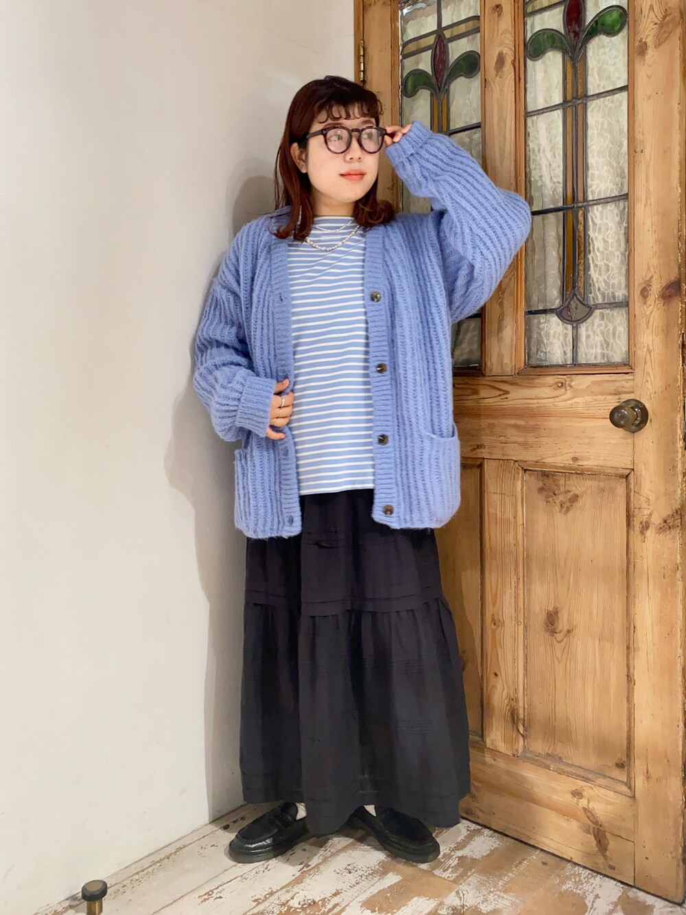 「pualcecin、ピュアルセシン、UNIQLO、ユニクロ、Kastane、THEATRE PRODUCTS、シアタープロダクツ(THEATRE PRODUCTS)、ボーダー、カーディガン、ボーダートップス、ブルー、ロングスカート、ティアードスカート、袖ボリューム、シャギーニット」｜「THEATRE PRODUCTSの【THEATRE PRODUCTS】ボーダーバスクTシャツ（Tシャツ/カットソー、ブルー系）」を使った、mizukiさん（レディース・157cm）の秋コーディネートの3枚目の写真