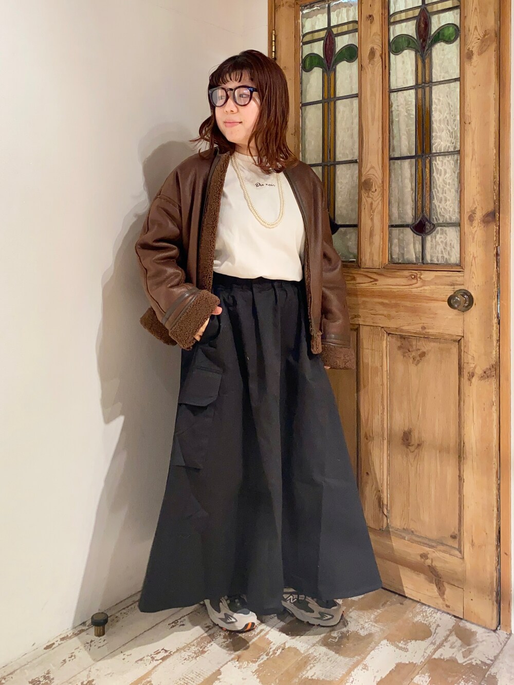 「pualcecin、ピュアルセシン、New Balance、ニューバランス、UNIQLO、ユニクロ、メガネ女子、めがね、スニーカー、ムートン、ムートンジャケット、カーゴスカート、大人カジュアル、ボアジャケット、ボア」｜「PUAL CE CINのエコムートンジャケット（ノーカラージャケット、ブラウン系）」を使った、mizukiさん（レディース・157cm）の冬コーディネートの3枚目の写真