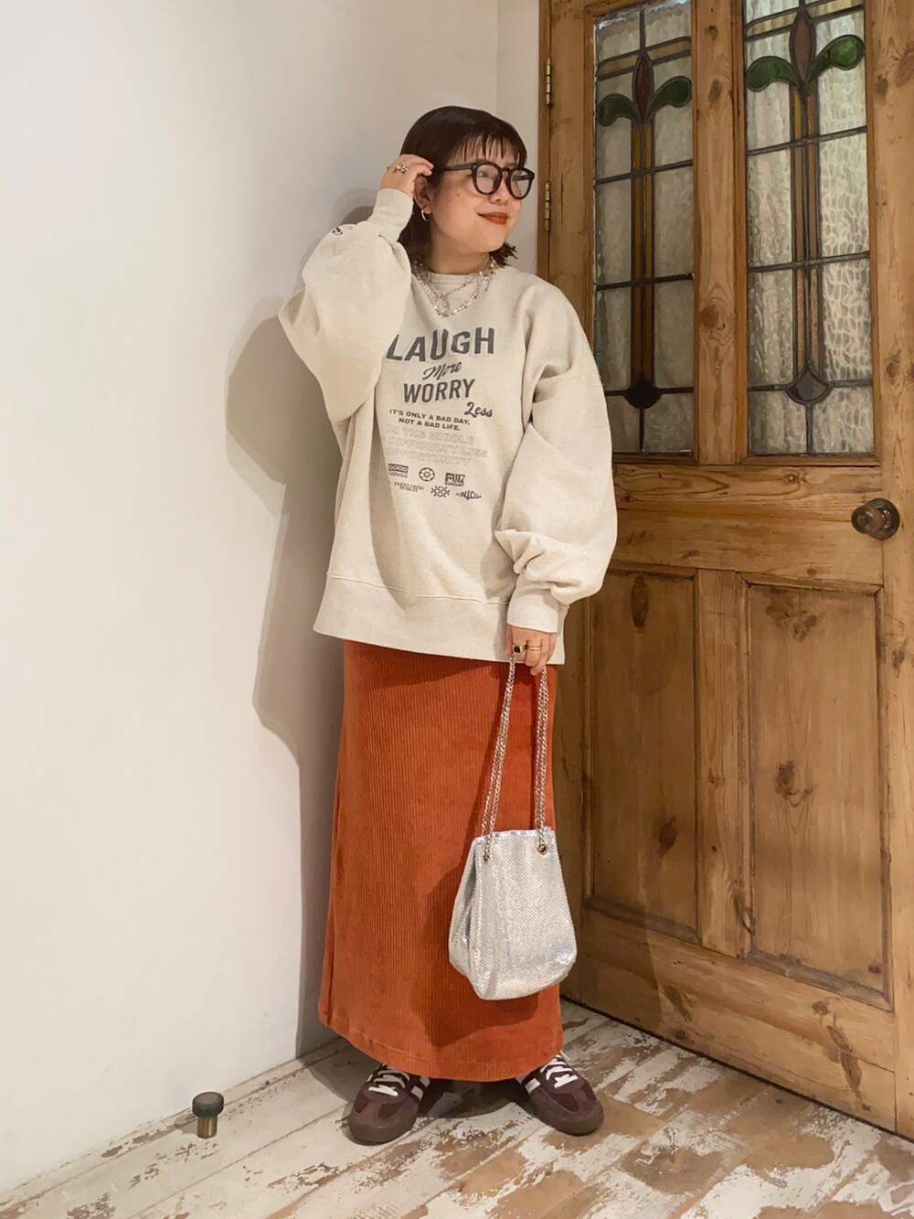 「pualcecin、pual ce cin、ピュアルセシン、ピュアルセシン(pual ce cin)、UNIQLO、ユニクロ、CIAOPANIC TYPY、スウェット、ビッグスウェット、オーバーサイズ、ナロースカート、コーデュロイスカート、メタルバッグ、シルバー、秋冬コーデ」｜「PUAL CE CINの2WAYBIGスウェットプルオーバー（スウェット、ベージュ系）」を使った、mizukiさん（レディース・157cm）の秋コーディネートの2枚目の写真