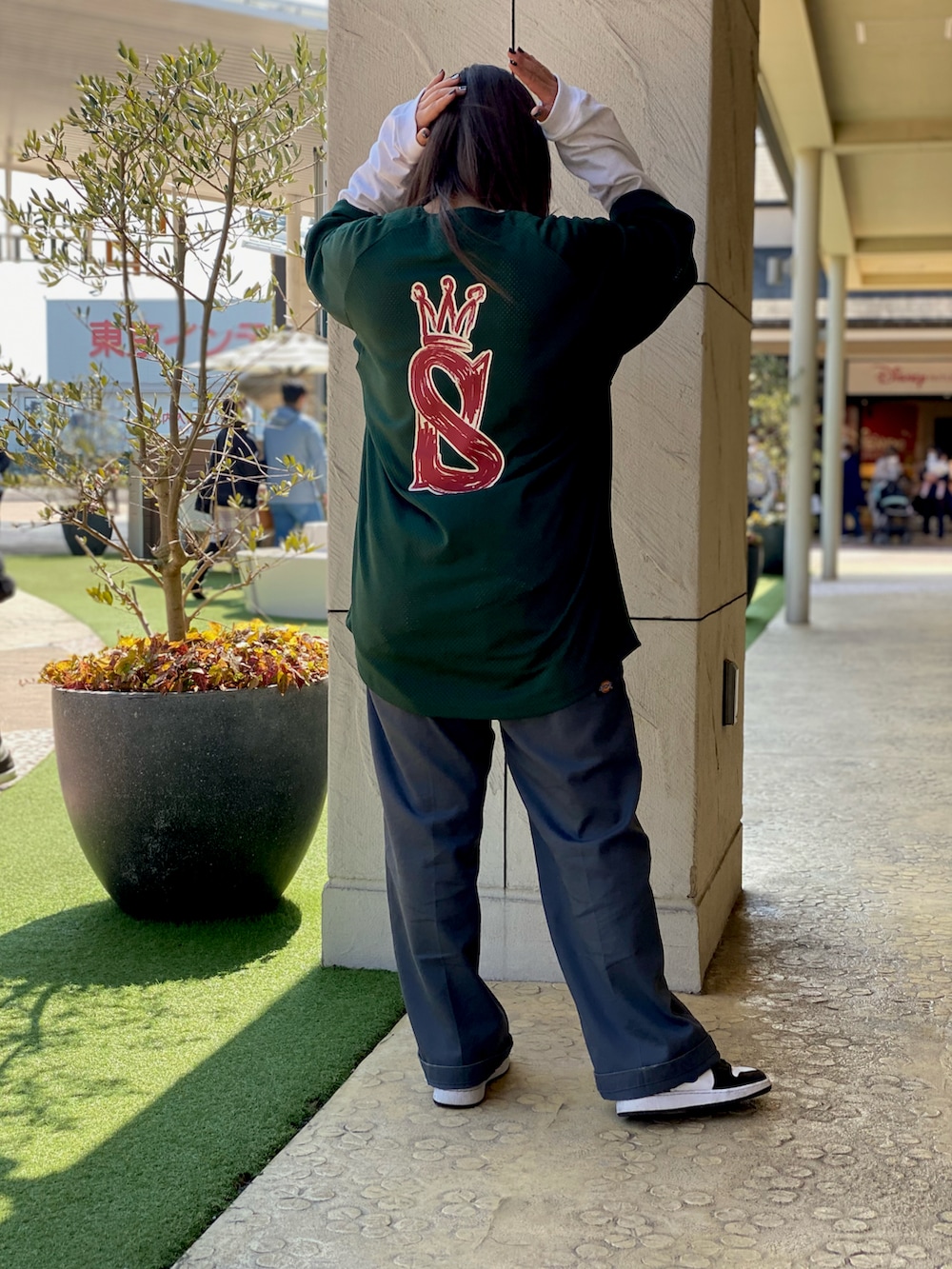 グリーン系のシャツ/ブラウスを着用したレディースの春コーディネートの2枚目の写真