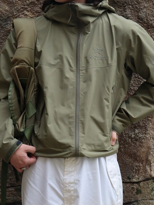 ARC'TERYXのナイロンジャケット（グリーン系）を使った人気